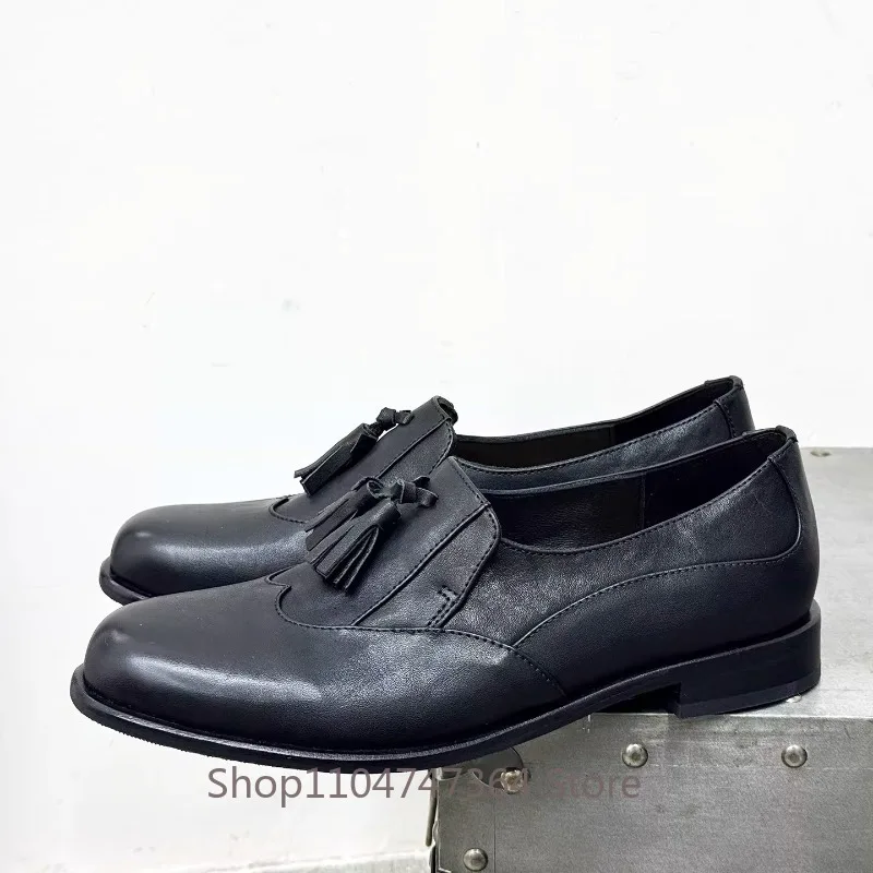 Дизайнерские модные ретро-лоферы для женщин, черные, с кисточками, с круглым носком, в британском стиле, из натуральной кожи, женские офисные туфли из воловьей кожи, удобные
Дизайнерские модные ретро-лоферы для женщин, черные, с кисточками, с круглым носком, в британском стиле, из натуральной кожи, женские офисные туфли из воловьей кожи, удобные
