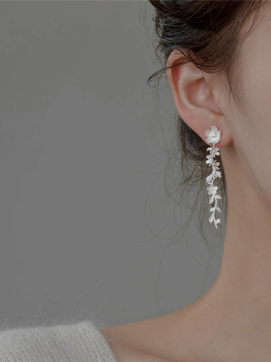 Elegant Curved Tassel Drop Earrings Floral Vine Design Silver 925 Zircon Stone Claw Set Women's Fashion Jewelry Ear Studs
Elegant Curved Tassel Drop Earrings Floral Vine Design Silver 925 Zircon Stone Claw Set Women's Fashion Jewelry Ear Studs