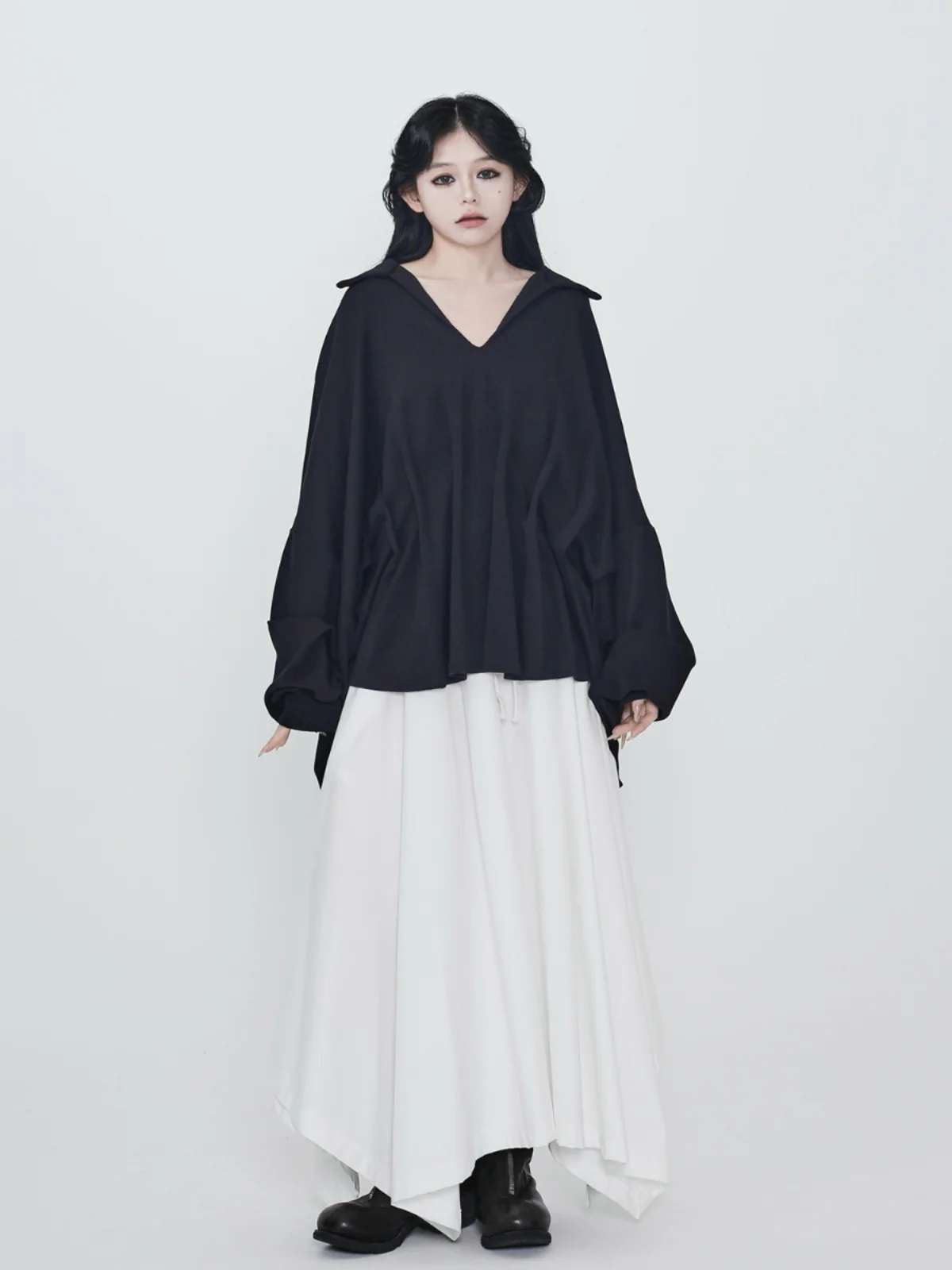 Dark Simple Pleated Loose Slimming Women's Batwing Sleeve Shirt Original Design Breathable Long Sleeve V-Neck Casual Top
Dark Simple Pleated Loose Slimming Women's Batwing Sleeve Shirt Original Design Breathable Long Sleeve V-Neck Casual Top