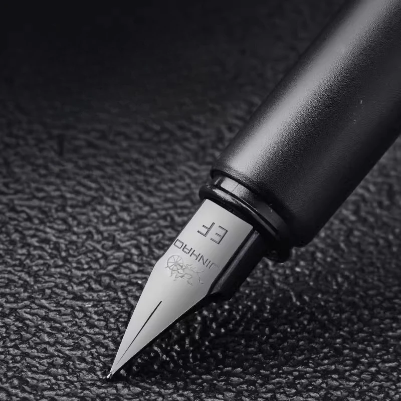 Цельностальная перьевая ручка Jinhao, перьевая ручка из матового серебристо-черного леса, специально предназначенная для практики каллиграфии.
Цельностальная перьевая ручка Jinhao, перьевая ручка из матового серебристо-черного леса, специально предназначенная для практики каллиграфии.