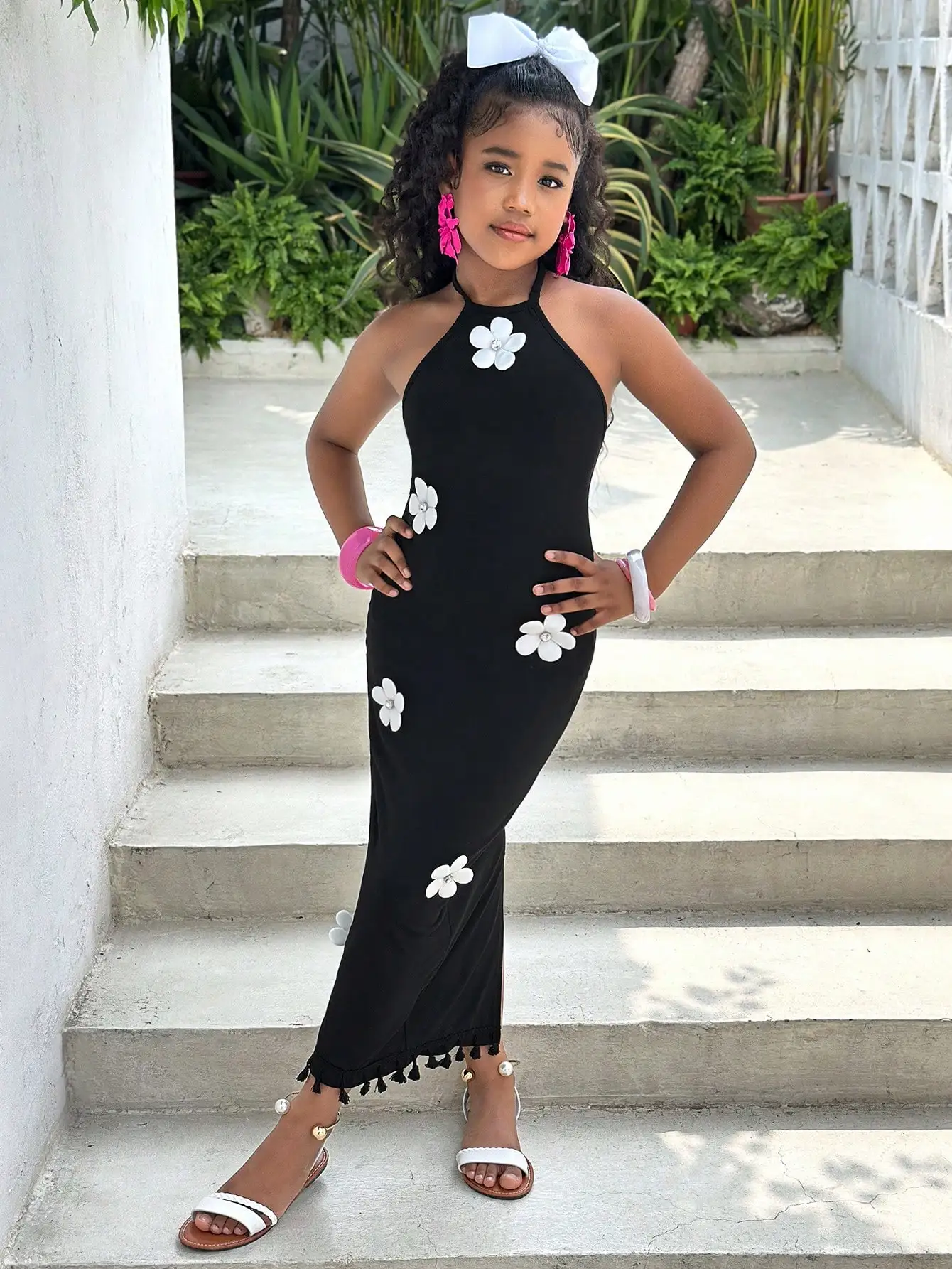 Black Halter Neck Girls Dress with White Floral Appliques and Tassel Hem
Black Halter Neck Girls Dress with White Floral Appliques and Tassel Hem