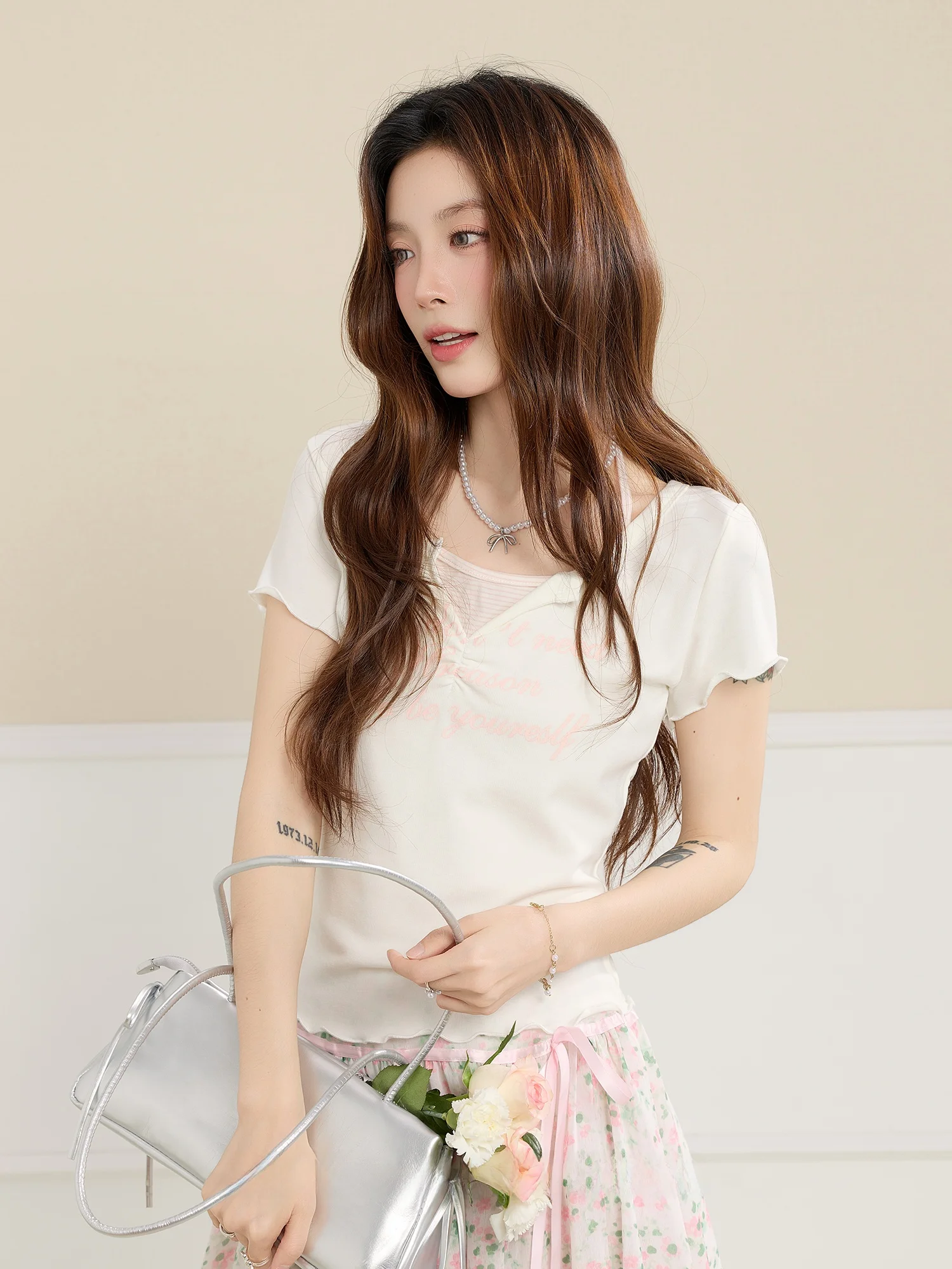 Slim Fit Short Sleeve T-Shirt Women's Summer New Style Hanging Neck Print Top Two-Piece Set High Waist Design Breathable Skin...
Slim Fit Short Sleeve T-Shirt Women's Summer New Style Hanging Neck Print Top Two-Piece Set High Waist Design Breathable Skin...