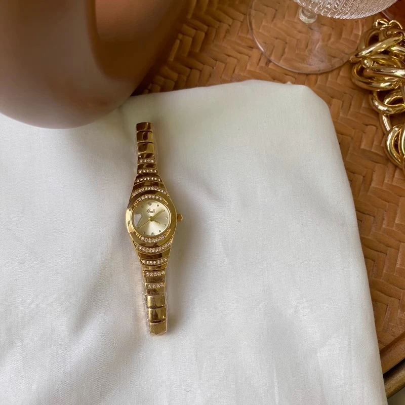Niche Design Exquisite Small Dial with Diamond Gold Light Luxury Chain Watch Women's Small Gold Watch
Niche Design Exquisite Small Dial with Diamond Gold Light Luxury Chain Watch Women's Small Gold Watch