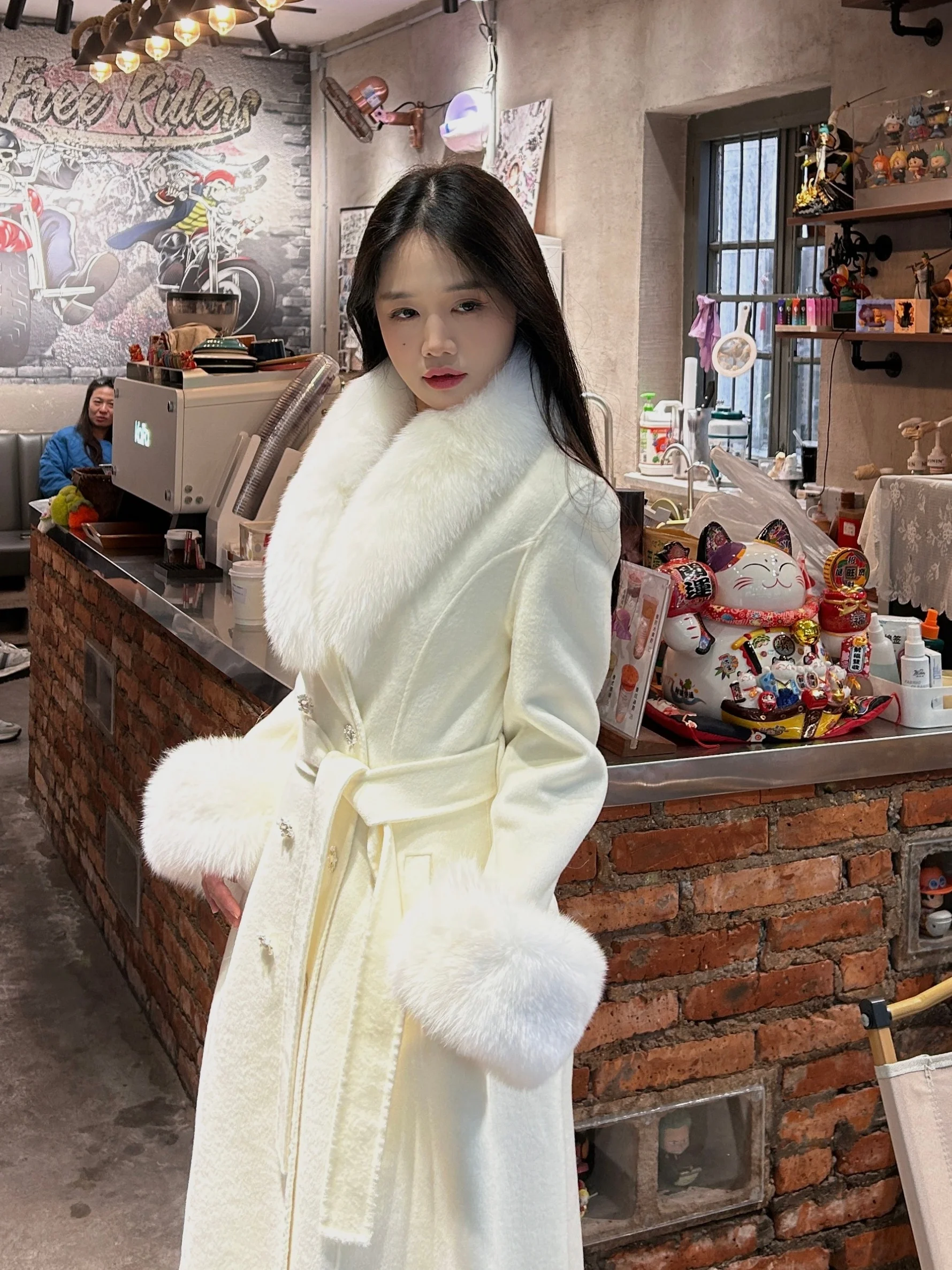 Белое двустороннее шерстяное пальто женское, люксовое, с мехом, средней длины, в стиле Хепберн, верхняя одежда, осень 2025, модное, женское, шерстяное...
Белое двустороннее шерстяное пальто женское, люксовое, с мехом, средней длины, в стиле Хепберн, верхняя одежда, осень 2025, модное, женское, шерстяное...