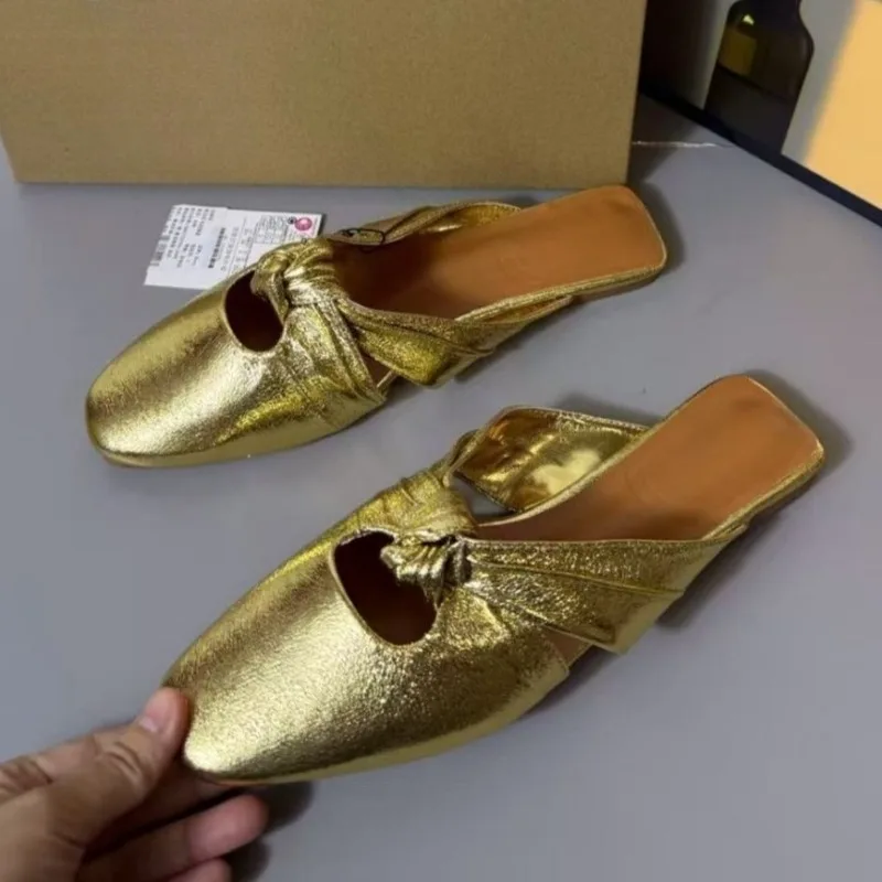 Летние женские сандалии-мюли с квадратным носком, шикарные блестящие золотые туфли из искусственной кожи, удобная прогулочная женская обувь на плоской подошве с бантом на открытом воздухе
Летние женские сандалии-мюли с квадратным носком, шикарные блестящие золотые туфли из искусственной кожи, удобная прогулочная женская обувь на плоской подошве с бантом на открытом воздухе