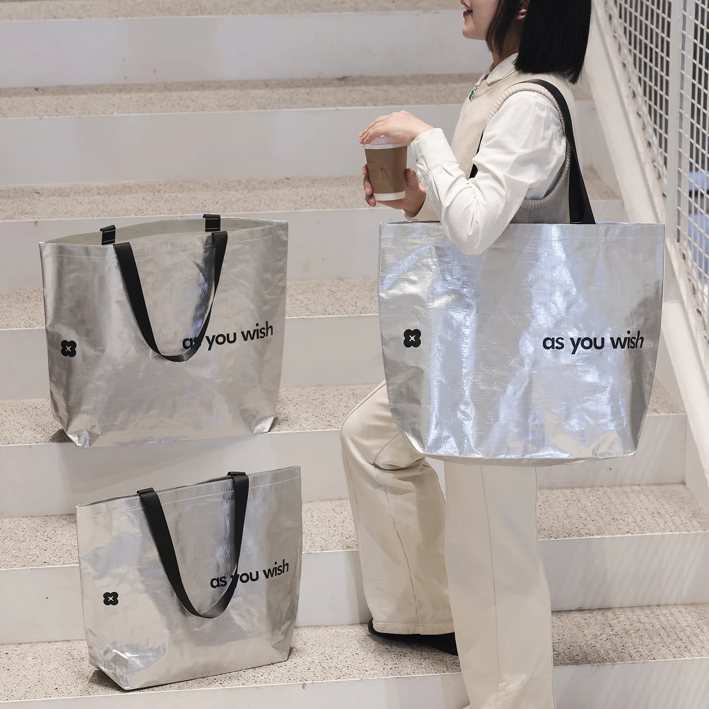Bright Woven Thick Tote Bags Handheld Shopping Bag for Mall Clothing Store Environment protection Fashion Thicken Load-bearing
Bright Woven Thick Tote Bags Handheld Shopping Bag for Mall Clothing Store Environment protection Fashion Thicken Load-bearing