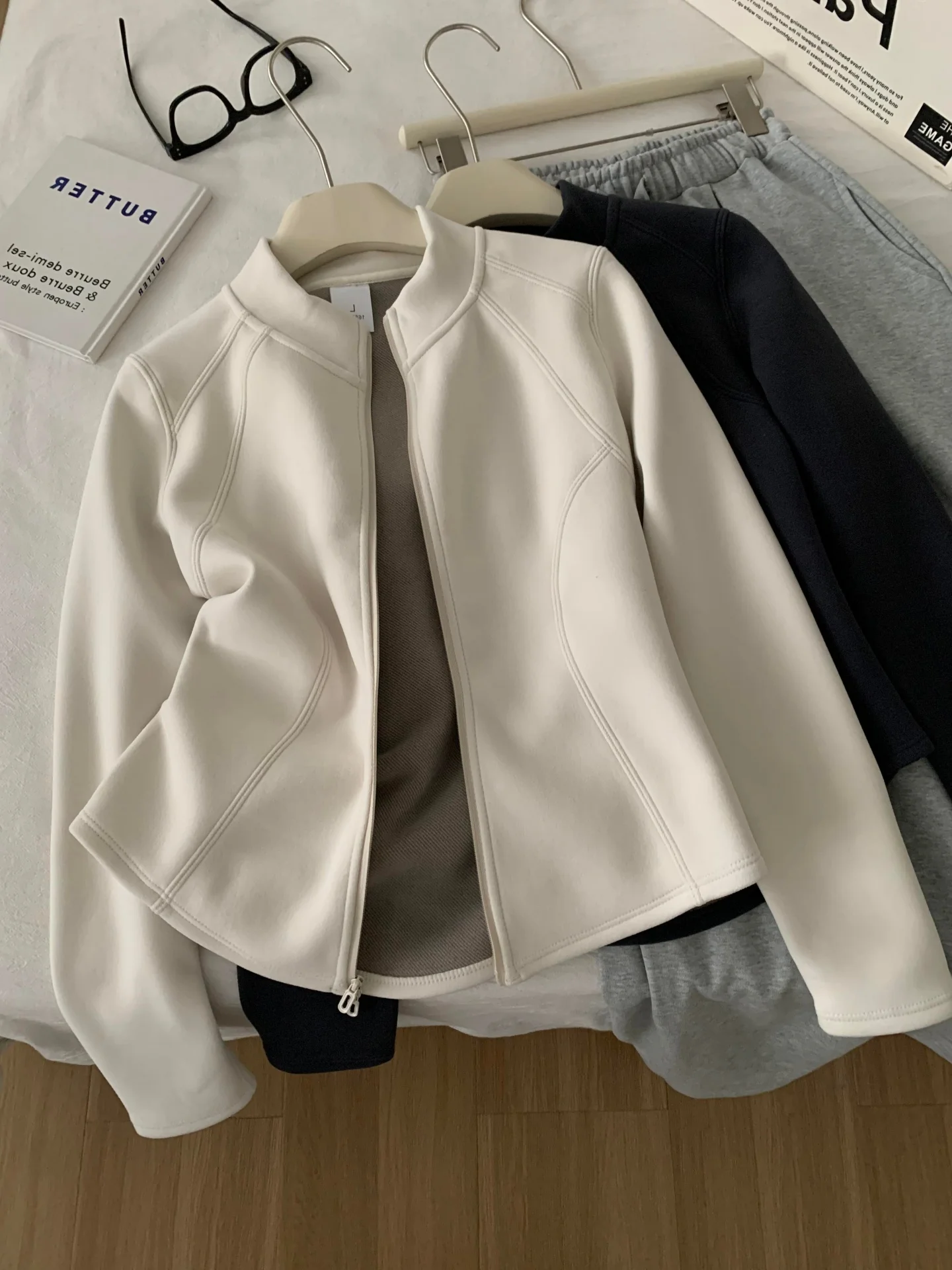 Elegant Zipper Sweatshirt Jacket Women's Slim Fit Casual Style Fashionable Spring Autumn Top Open Cardigan Korean Version
Elegant Zipper Sweatshirt Jacket Women's Slim Fit Casual Style Fashionable Spring Autumn Top Open Cardigan Korean Version