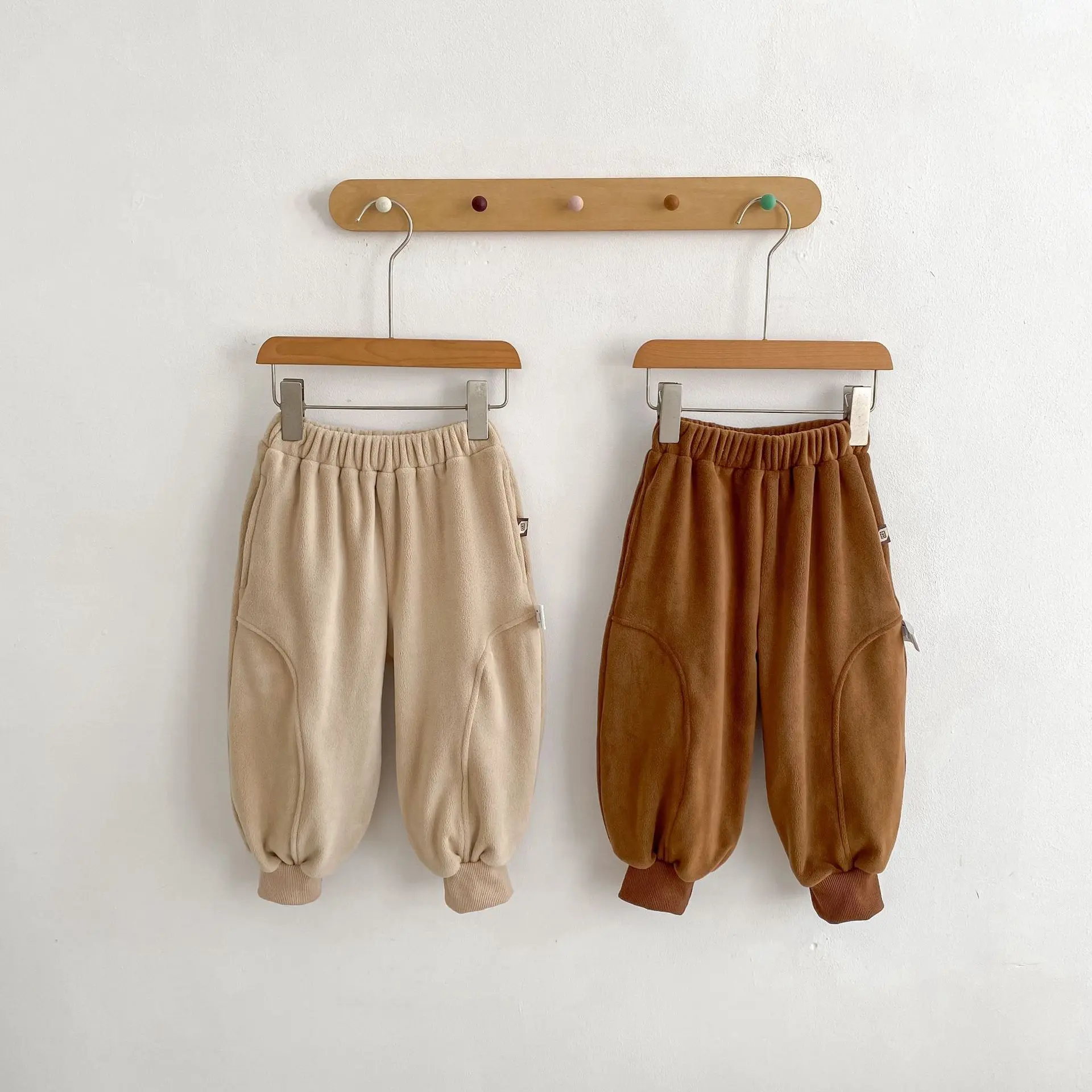 Новая осенняя одежда для младенцев 0–3 лет, стильные повседневные брюки, двусторонние бархатные повседневные брюки.
Новая осенняя одежда для младенцев 0–3 лет, стильные повседневные брюки, двусторонние бархатные повседневные брюки.