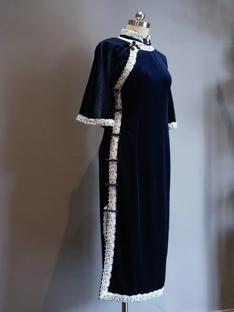 Синее бархатное платье с рюшами и длинными рукавами, винтажное, для повседневной носки, зима 2024, с круглым вырезом, в китайском стиле, длинное ципао для Нового года
Синее бархатное платье с рюшами и длинными рукавами, винтажное, для повседневной носки, зима 2024, с круглым вырезом, в китайском стиле, длинное ципао для Нового года
