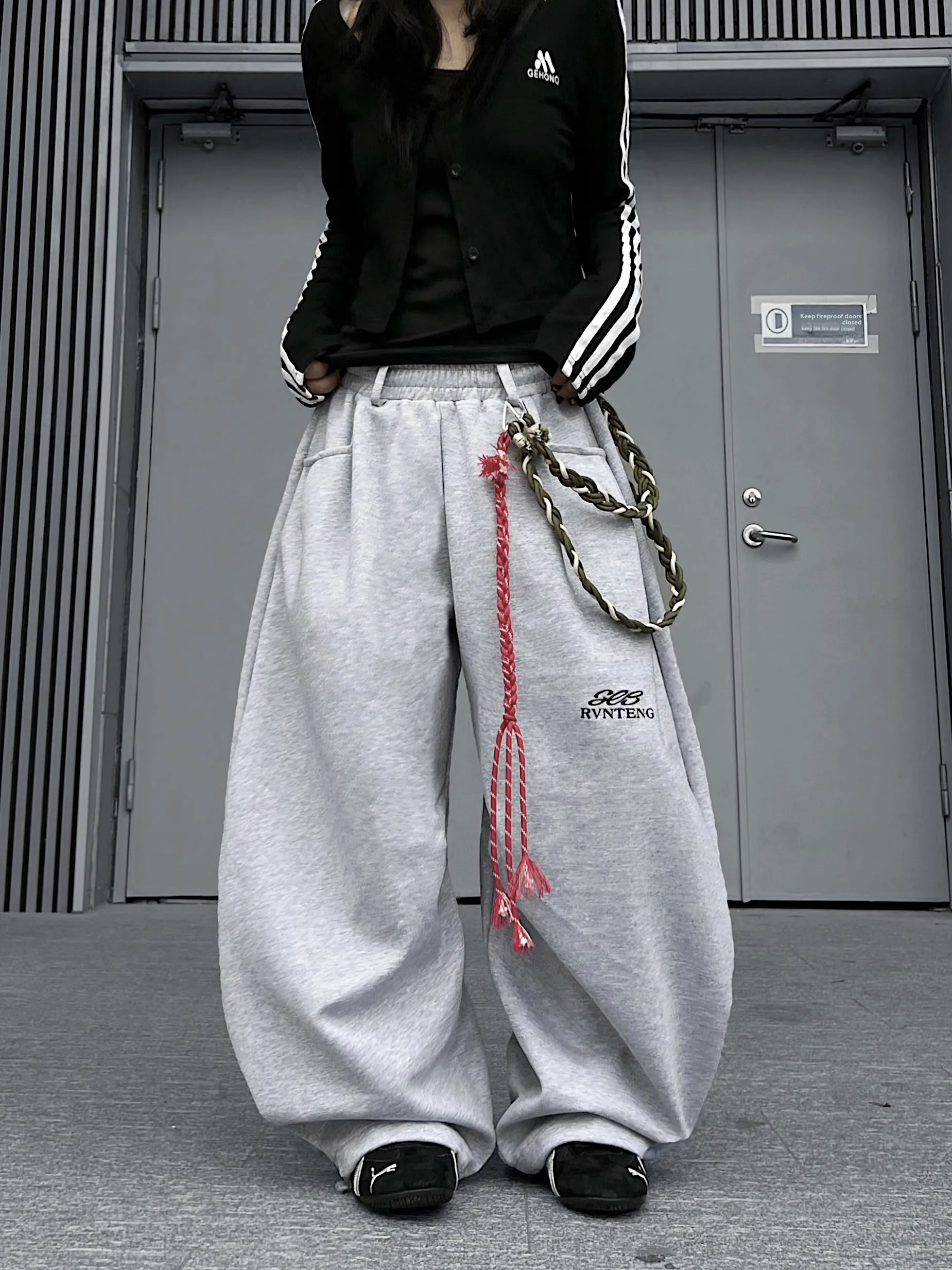 Мужские повседневные брюки American Street Loose Fleece с широкими штанинами для джазовых танцев, с поясом, износостойкие, удобные
Мужские повседневные брюки American Street Loose Fleece с широкими штанинами для джазовых танцев, с поясом, износостойкие, удобные