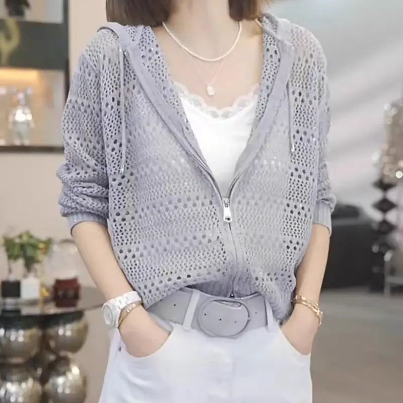 Вязаный кардиган с капюшоном на молнии, модель 2026 года, весенне-осенний стиль, модный повседневный свободный топ с длинными рукавами для женщин
Вязаный кардиган с капюшоном на молнии, модель 2026 года, весенне-осенний стиль, модный повседневный свободный топ с длинными рукавами для женщин