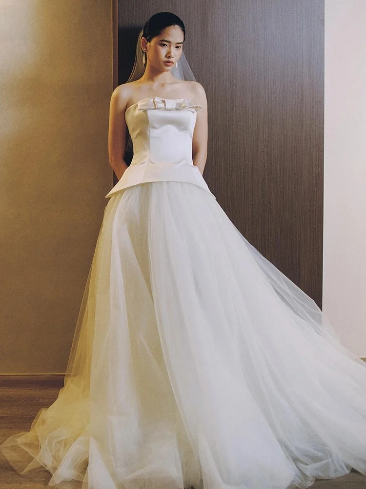 Elegant White Bridal Gown with Train Sexy Strapless Wedding Dress Soft Satin Fabric Floor-Length Skirt Zipper Closure
Elegant White Bridal Gown with Train Sexy Strapless Wedding Dress Soft Satin Fabric Floor-Length Skirt Zipper Closure