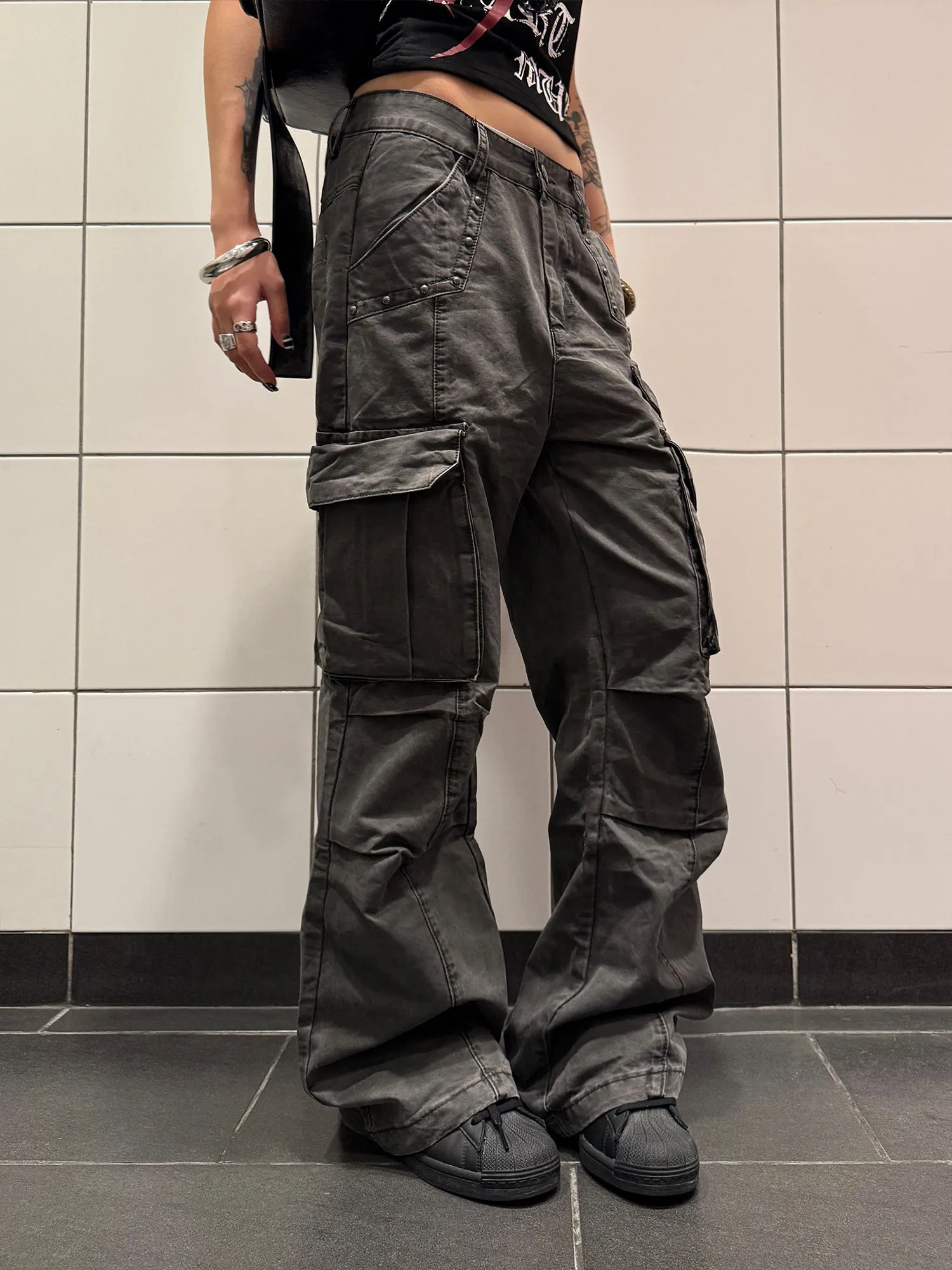 Retro American High Street Washed Rivet Work Pants Casual Loose Fit Jeans for Men with Multiple Pockets And Slight Creases
Retro American High Street Washed Rivet Work Pants Casual Loose Fit Jeans for Men with Multiple Pockets And Slight Creases