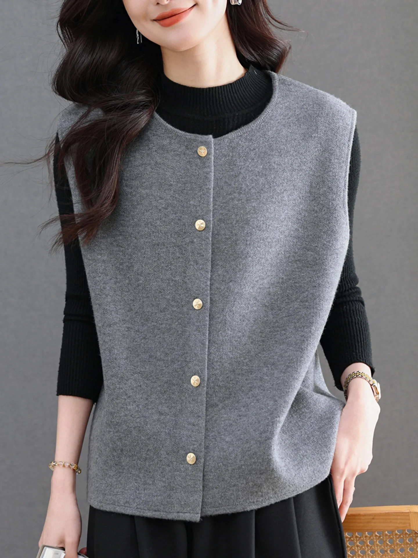 Весенне-осенний вязаный кардиган с круглым вырезом для женщин, универсальный повседневный жилет свободного кроя из смесовой шерсти
Весенне-осенний вязаный кардиган с круглым вырезом для женщин, универсальный повседневный жилет свободного кроя из смесовой шерсти