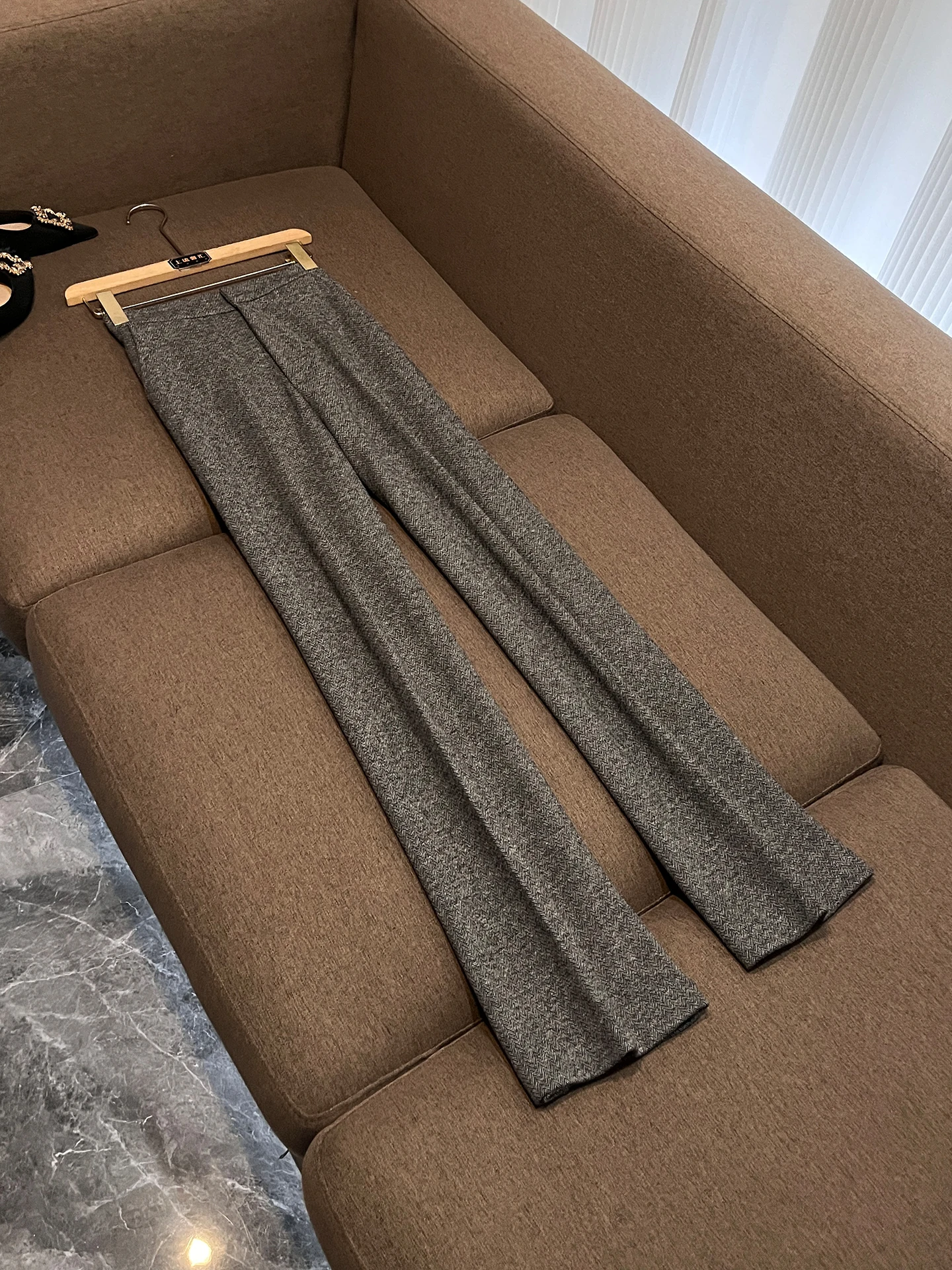 Женские брюки с высокой талией и широкими штанинами, утепленные, прямые, повседневные, шерстяные, модель Z73
Женские брюки с высокой талией и широкими штанинами, утепленные, прямые, повседневные, шерстяные, модель Z73