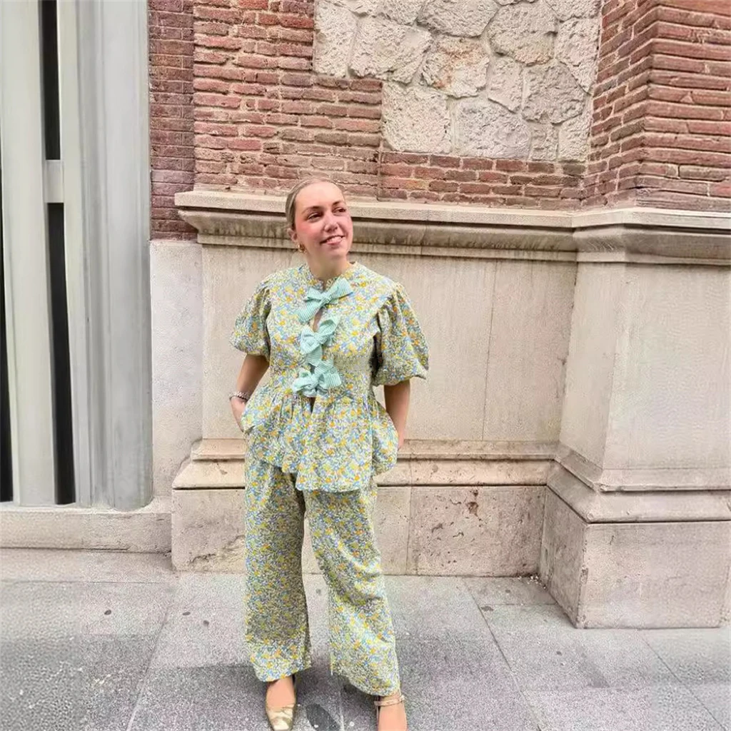 Casual Floral Print Bow Lace Up Shirt Pants Set for Women Summer Short Puff Sleeve Tops Straight Trousers Lady Elegant Outfit
Casual Floral Print Bow Lace Up Shirt Pants Set for Women Summer Short Puff Sleeve Tops Straight Trousers Lady Elegant Outfit