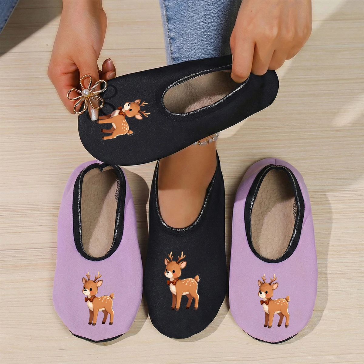 Four season wearable couple cartoon deer print with thin velvet lining, breathable, high elasticity, anti slip floor slippers
Four season wearable couple cartoon deer print with thin velvet lining, breathable, high elasticity, anti slip floor slippers