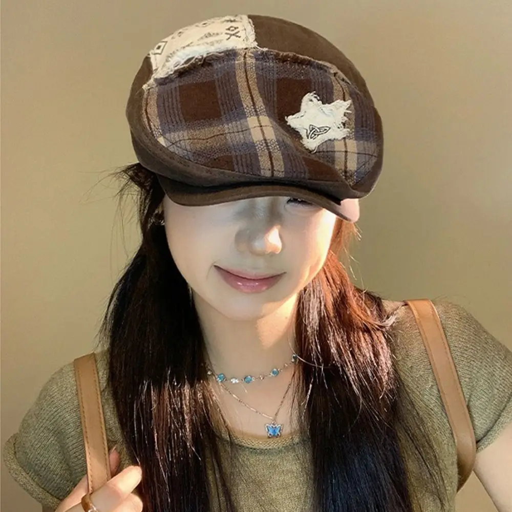 Retro Vintage Star Plaid Beret Y2k American Newsboy Cap Versatile Brown Painter Cap Spicy Girls
Retro Vintage Star Plaid Beret Y2k American Newsboy Cap Versatile Brown Painter Cap Spicy Girls