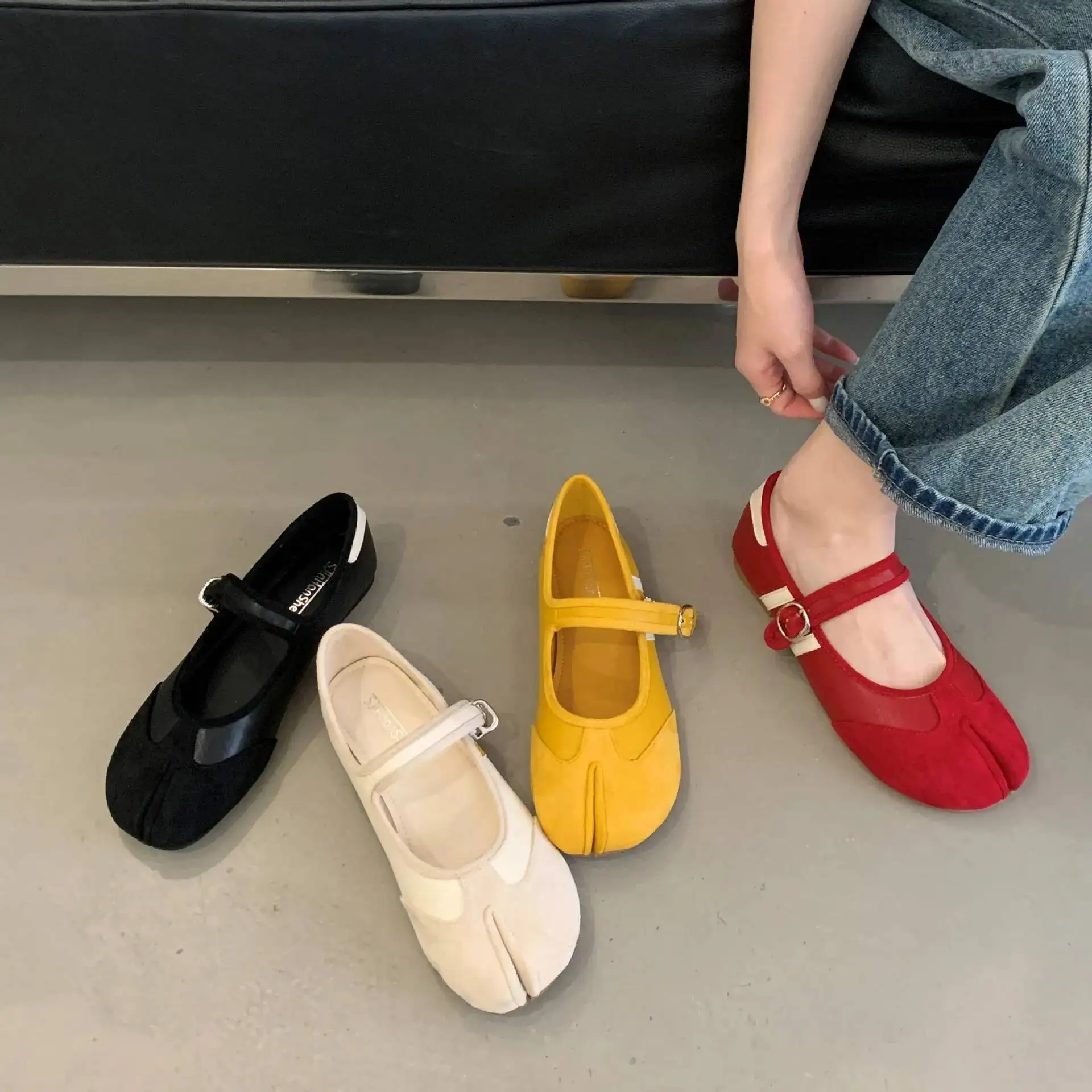 Women Tabis Mary Janes Shoes 2025 New Black Red Split Toe Ballet Flats Buckle Ballerina Shoes
Women Tabis Mary Janes Shoes 2025 New Black Red Split Toe Ballet Flats Buckle Ballerina Shoes