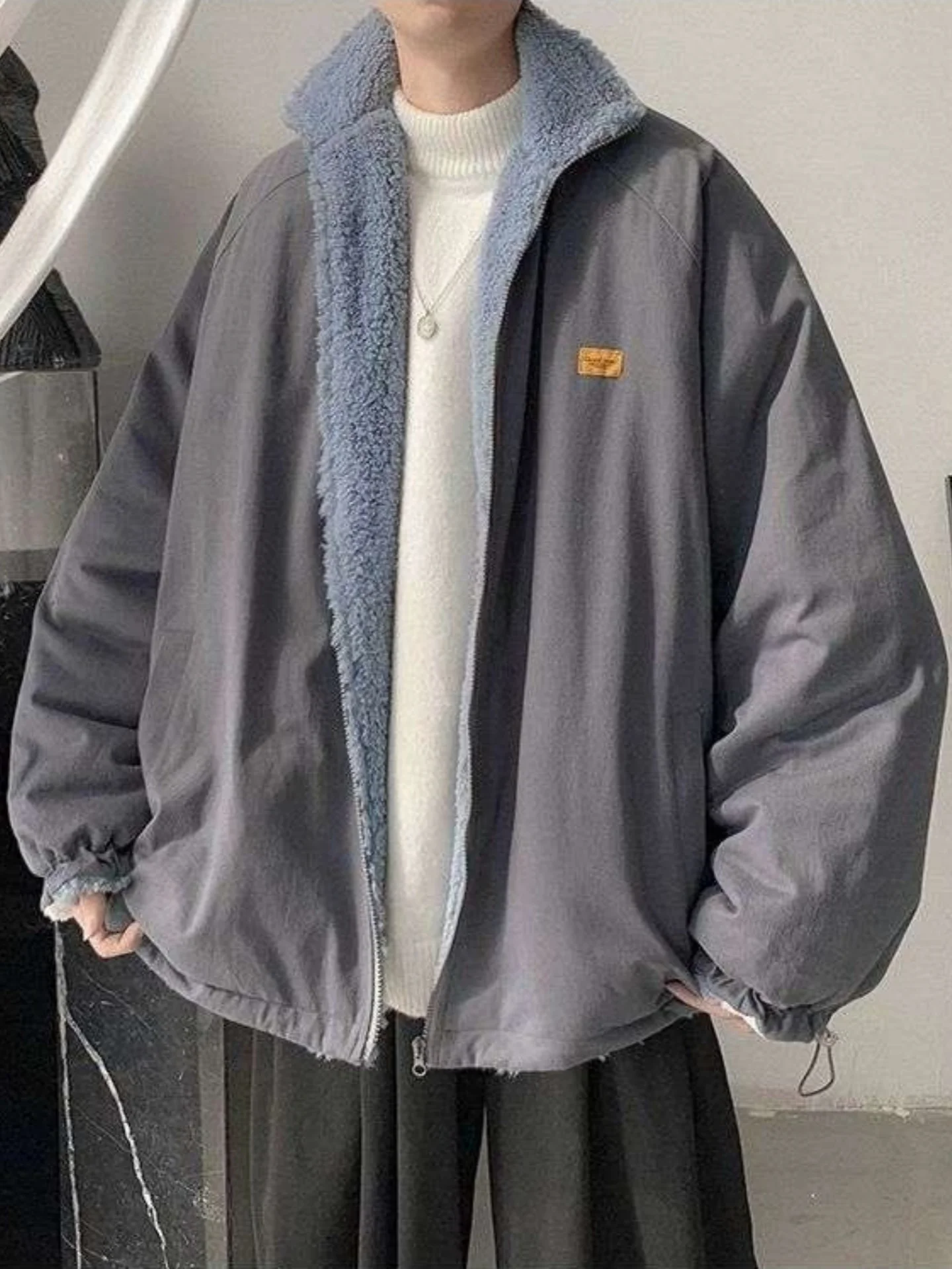 Двусторонняя куртка из овечьей шерсти для мужчин, зимняя утепленная хлопковая куртка с флисовой подкладкой, теплая молодежная модная куртка с хлопковым наполнителем
Двусторонняя куртка из овечьей шерсти для мужчин, зимняя утепленная хлопковая куртка с флисовой подкладкой, теплая молодежная модная куртка с хлопковым наполнителем