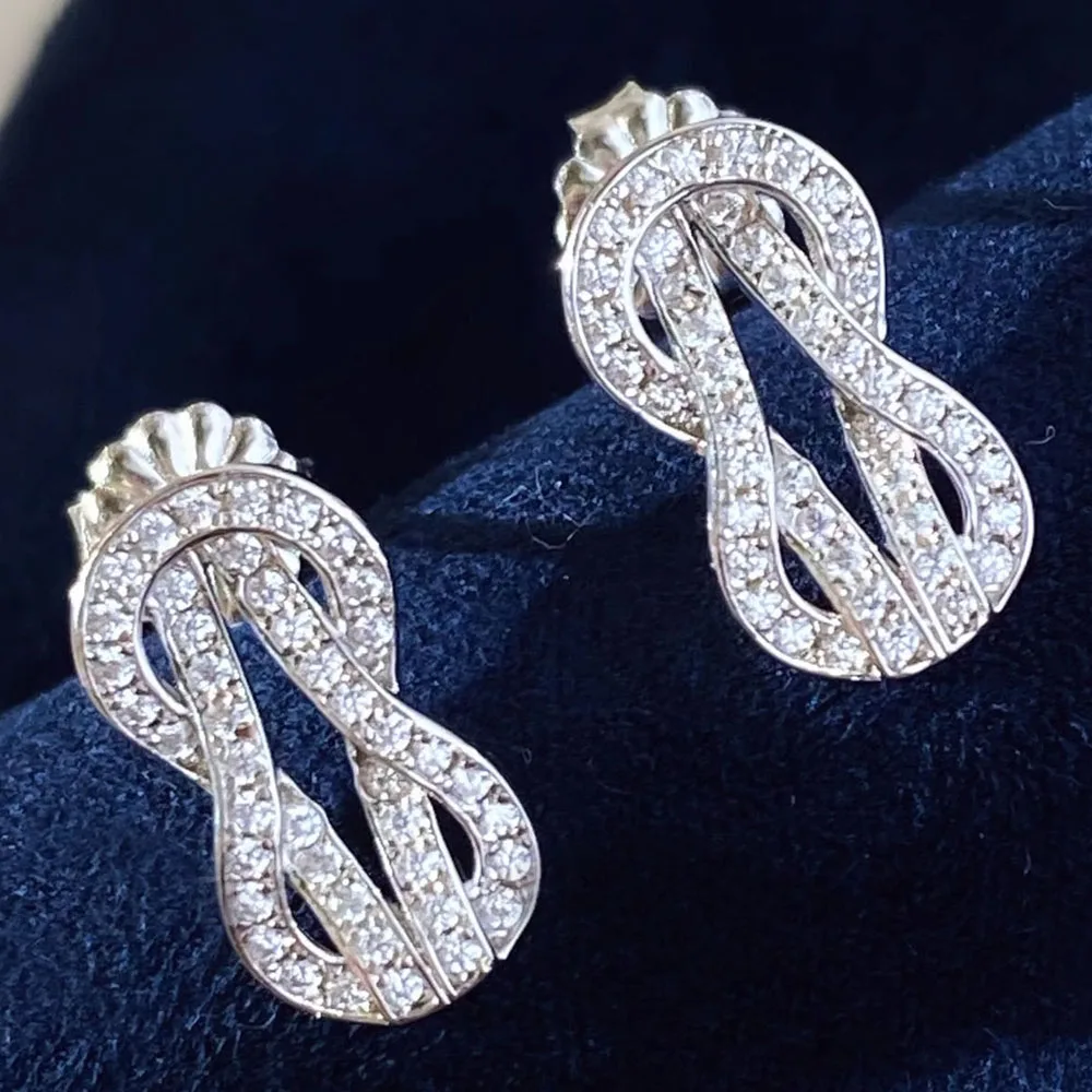 Custom Solid 18K White Gold Stud Earrings Women Wedding Anniversary Engagement Party Round Moissanite Diamond Earrings Ribbon
Custom Solid 18K White Gold Stud Earrings Women Wedding Anniversary Engagement Party Round Moissanite Diamond Earrings Ribbon