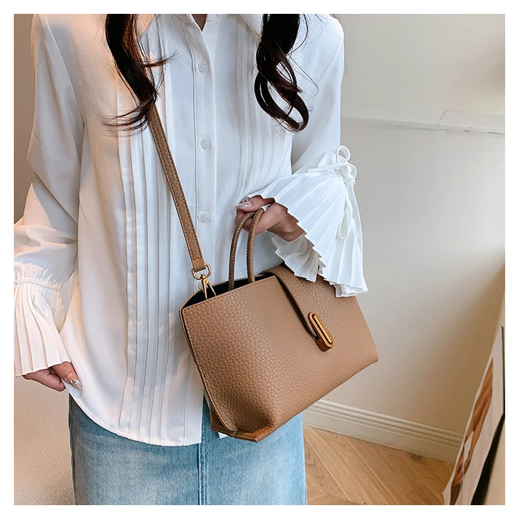 Solid Color PU Saffiano Texture Women's Shoulder Bag 2025 New Hot Medium Handbag Large Capacity Casual Commuting Crossbody Bag
Solid Color PU Saffiano Texture Women's Shoulder Bag 2025 New Hot Medium Handbag Large Capacity Casual Commuting Crossbody Bag