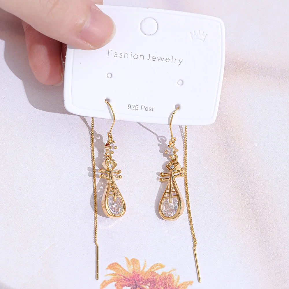 Fashionable and exquisite design zircon pipa ear wire niche personalized earrings high-end face slimming earrings for women
Fashionable and exquisite design zircon pipa ear wire niche personalized earrings high-end face slimming earrings for women