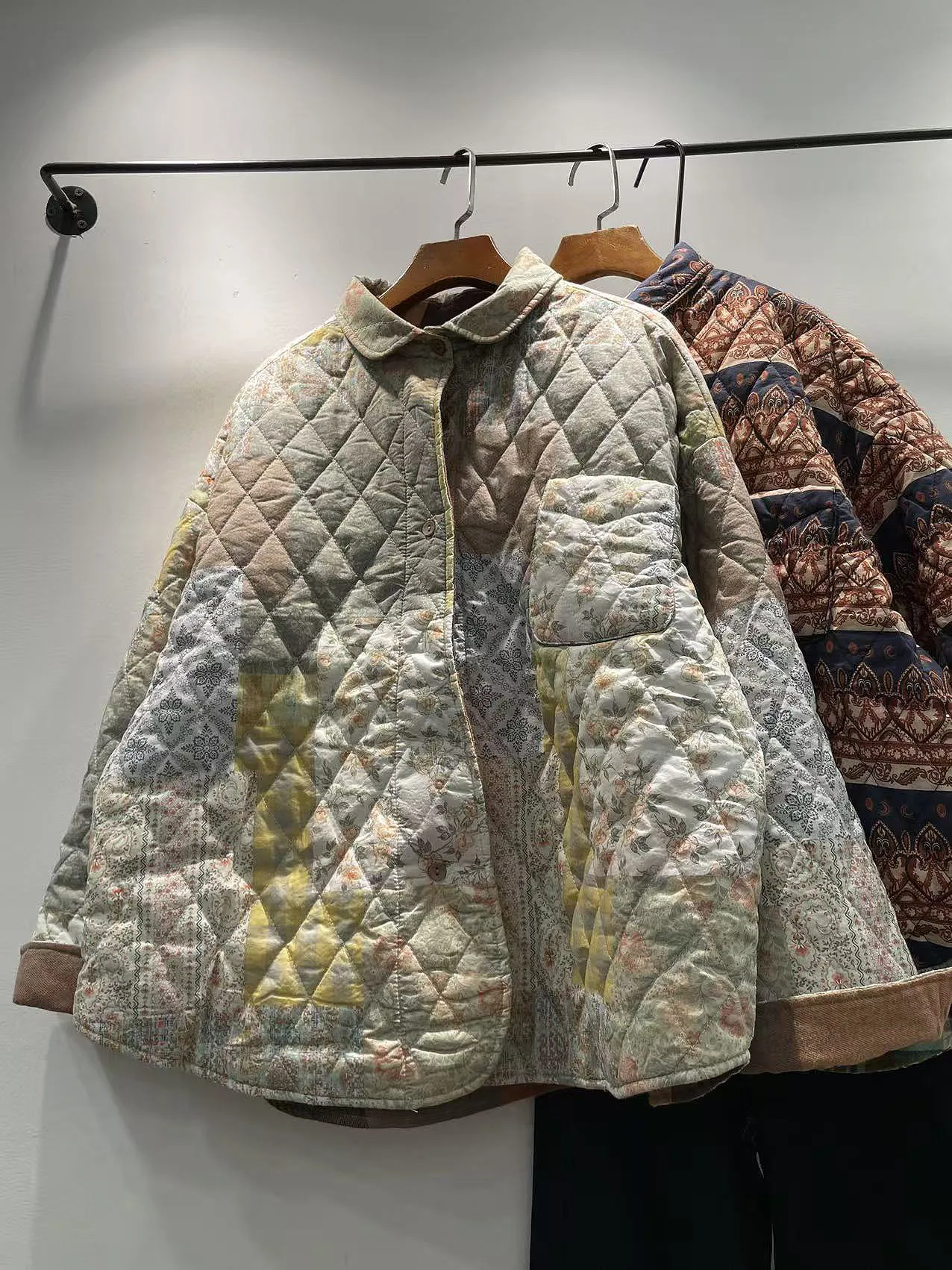 Winter Women's Vintage Print Loose Cotton Long Sve irt Warm Outerwear Double-Sided Wear Cotton Jaet Collar Button-Up
Winter Women's Vintage Print Loose Cotton Long Sve irt Warm Outerwear Double-Sided Wear Cotton Jaet Collar Button-Up