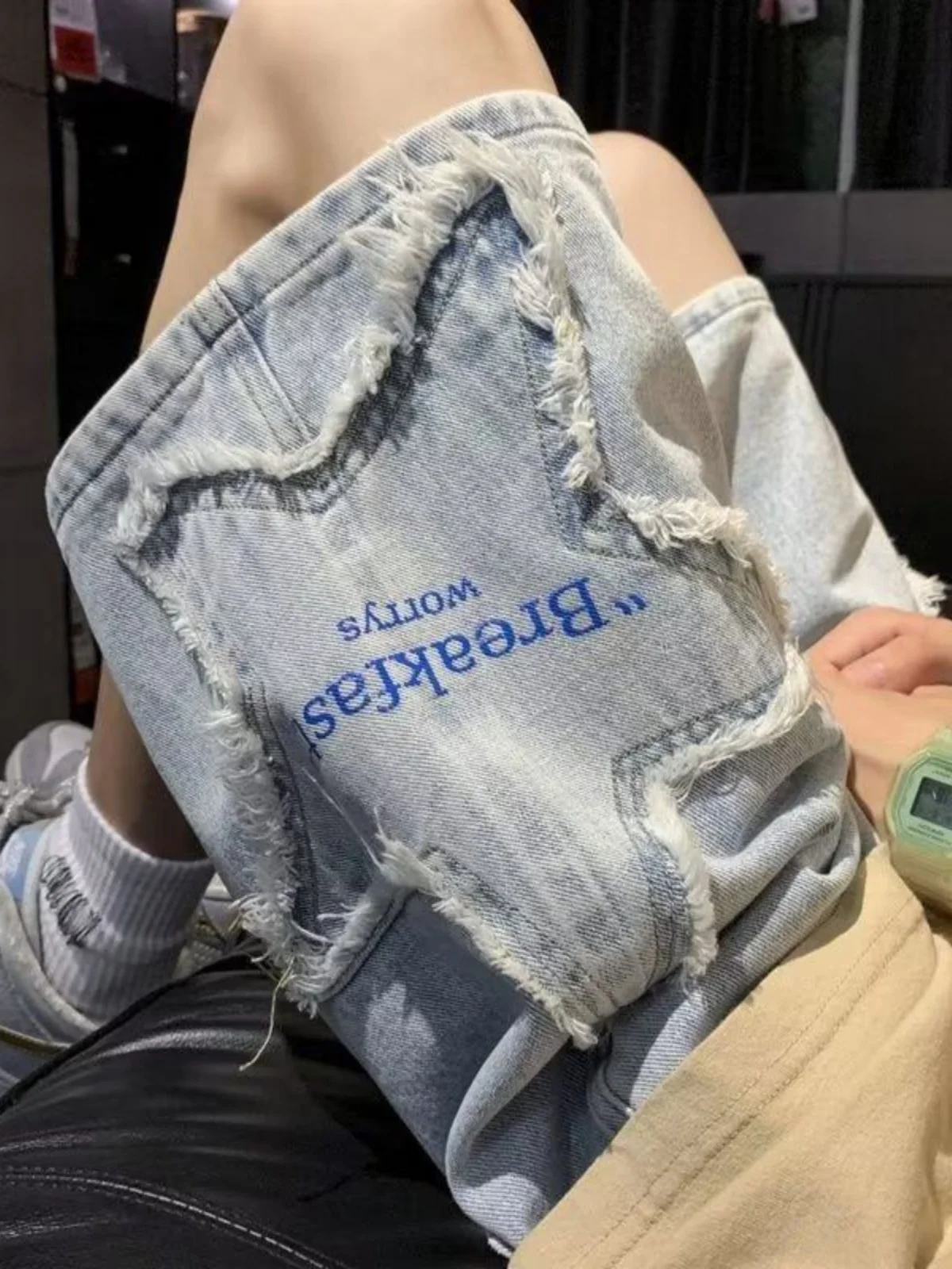 Мужские летние джинсы-брюки в стиле хип-хоп, с вышивкой, прямого кроя, длиной до колена, в американском повседневном стиле
Мужские летние джинсы-брюки в стиле хип-хоп, с вышивкой, прямого кроя, длиной до колена, в американском повседневном стиле