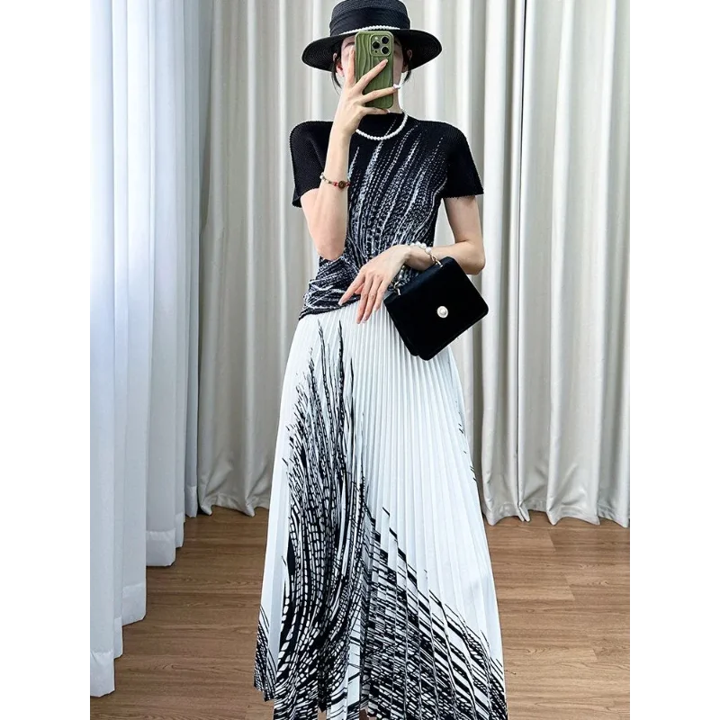 Women's Abstract Print Pleated 2 Piece Outfit Round Neck Short Sleeve Top Elastic Waist A Line Pleated Maxi Skirt Set Summer
Women's Abstract Print Pleated 2 Piece Outfit Round Neck Short Sleeve Top Elastic Waist A Line Pleated Maxi Skirt Set Summer
