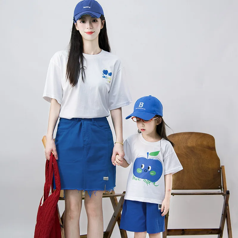 2026 Summer Family Matching T-Shirts Cute Blue Apple Print Short Sleeve Tops for Mom Dad Baby Casual Cotton Outfits
2026 Summer Family Matching T-Shirts Cute Blue Apple Print Short Sleeve Tops for Mom Dad Baby Casual Cotton Outfits