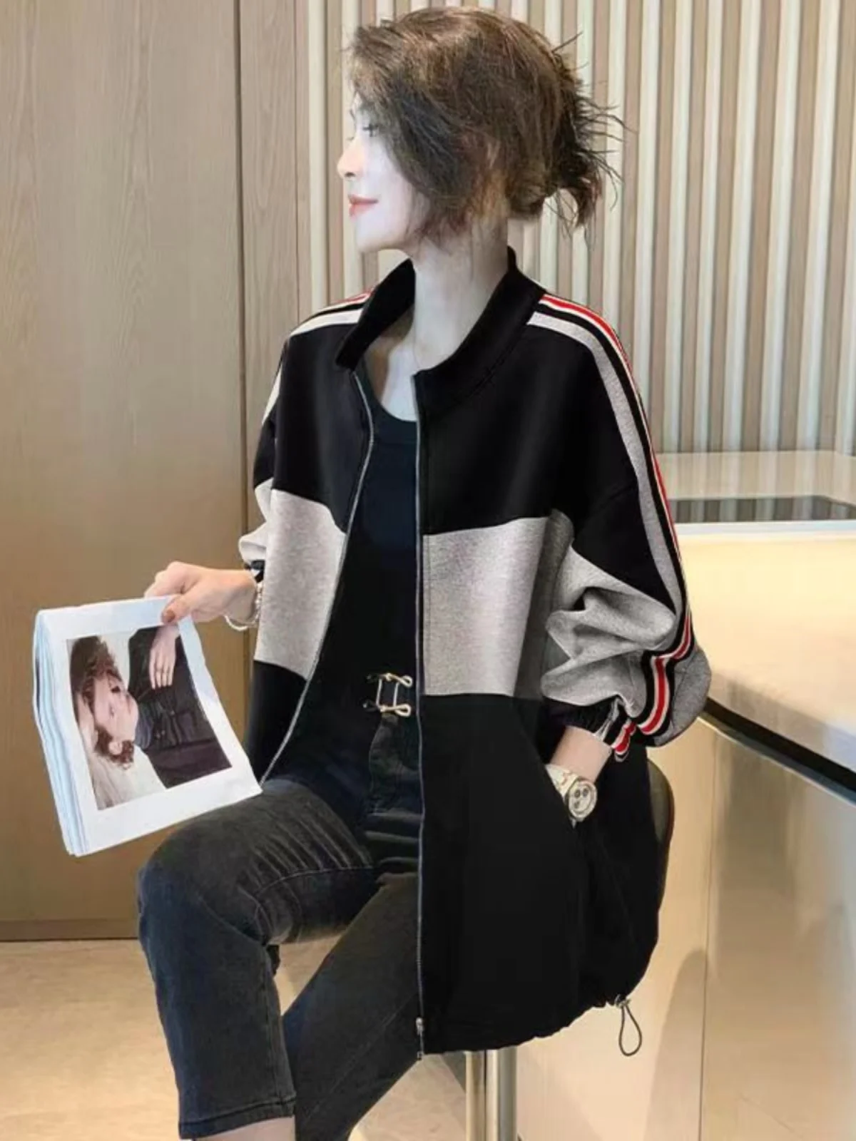 Повседневная свободная женская куртка на весну-осень с воротником-стойкой, оверсайз, модная, в бейсбольном стиле, на молнии, с длинными рукавами, хлопковая
Повседневная свободная женская куртка на весну-осень с воротником-стойкой, оверсайз, модная, в бейсбольном стиле, на молнии, с длинными рукавами, хлопковая