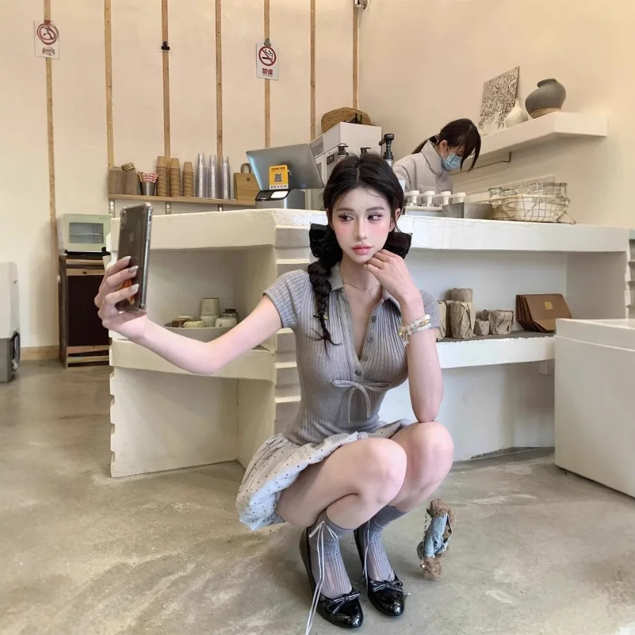 【New style】POLO short-sleeved skirt American summer style new hot girl slimming waist splicing slimming gray short skirt.
【New style】POLO short-sleeved skirt American summer style new hot girl slimming waist splicing slimming gray short skirt.