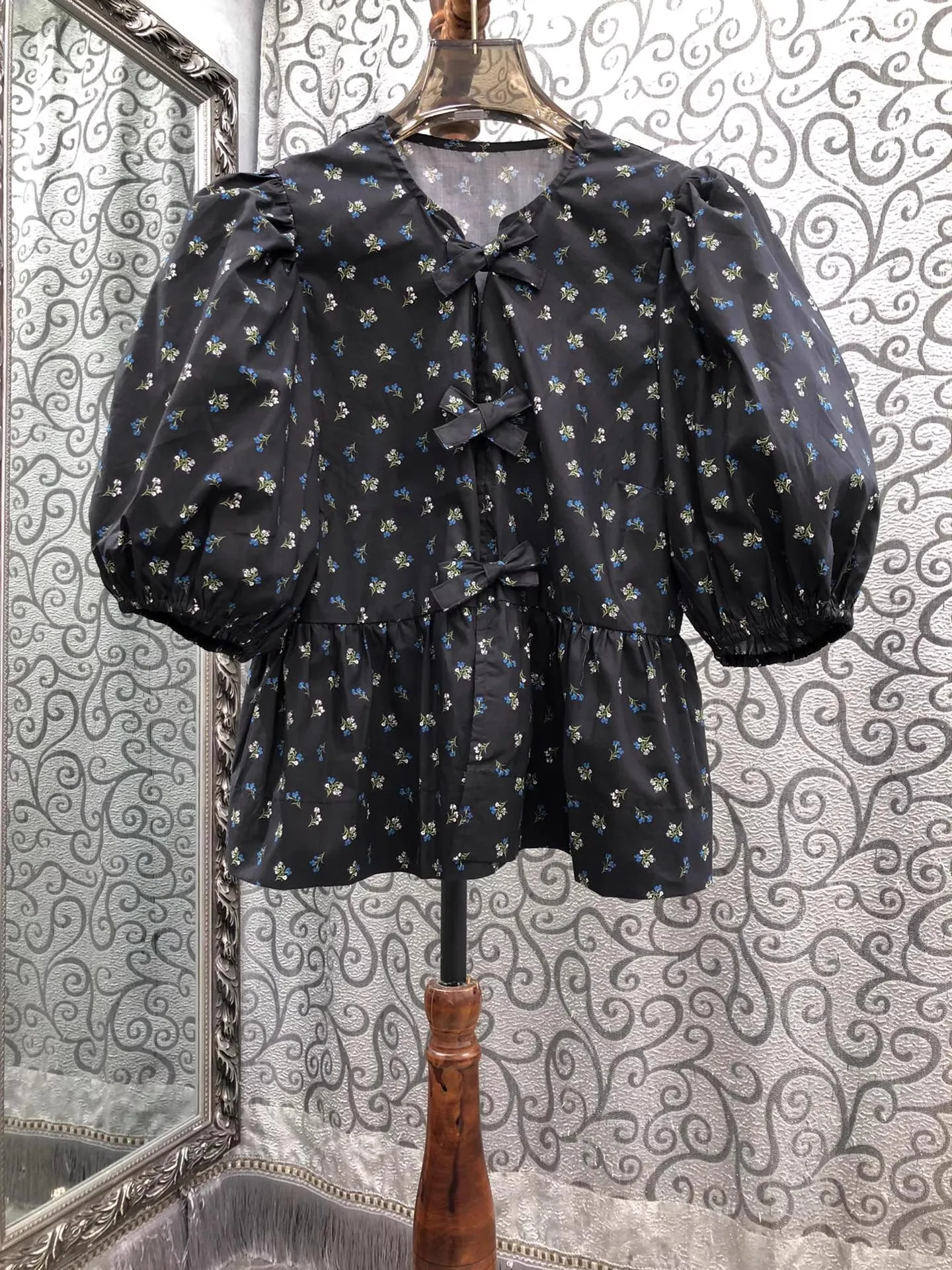 100%Cotton Blouse Shirts 2025 Summer Lady Sweet Little Floral Print Bow Deco Short Sleeve Vintage Black Blouse Tops Female
100%Cotton Blouse Shirts 2025 Summer Lady Sweet Little Floral Print Bow Deco Short Sleeve Vintage Black Blouse Tops Female