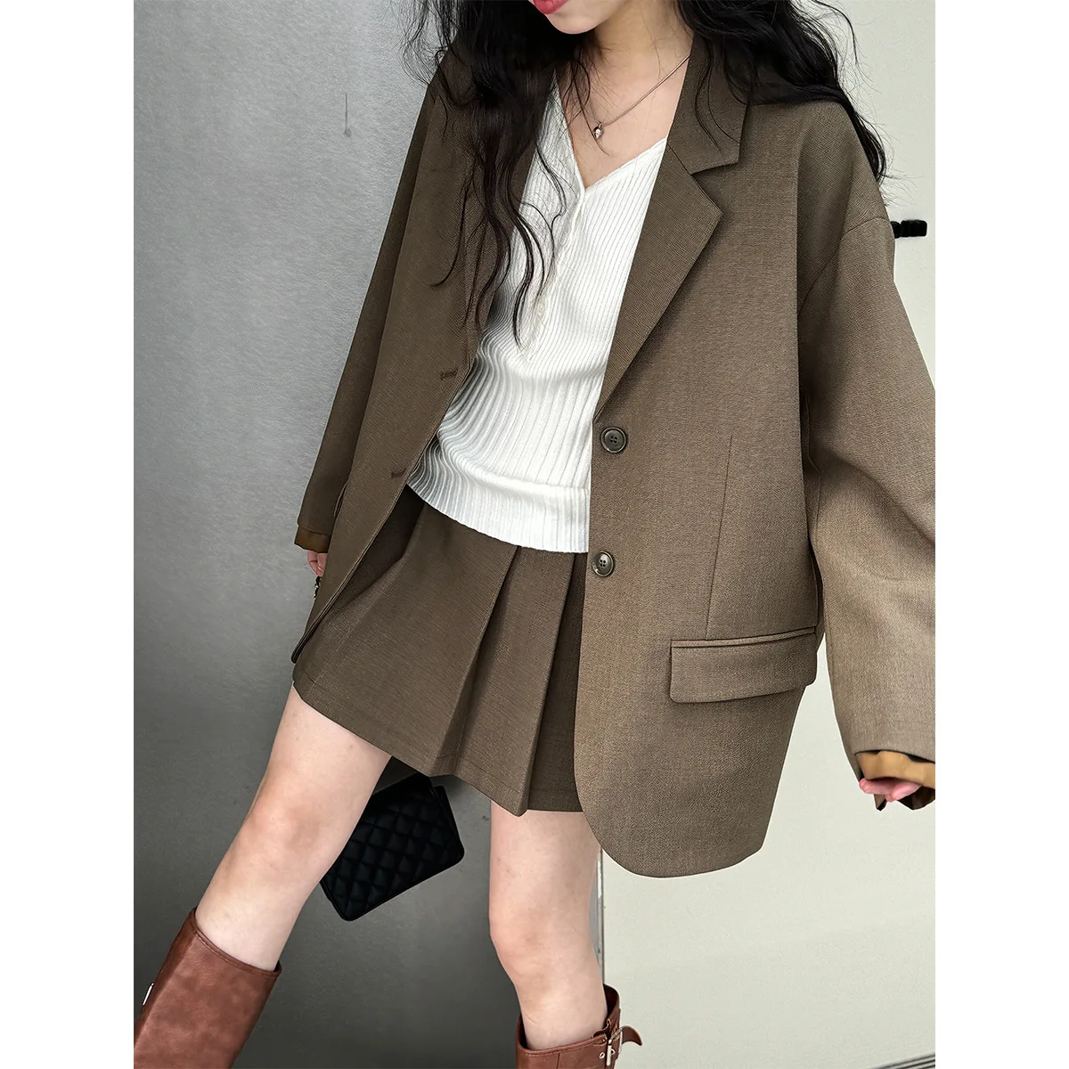Korean Style Women's Suit Set with Cuffed Blouse And Pleated Skirt Long Sleeve Polyester Fabric Winter Wear
Korean Style Women's Suit Set with Cuffed Blouse And Pleated Skirt Long Sleeve Polyester Fabric Winter Wear