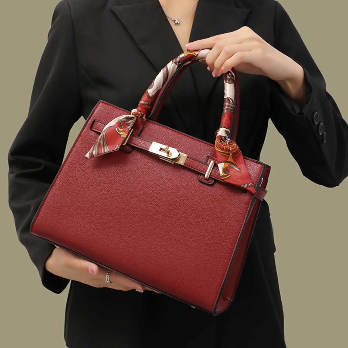 JIOMAY Women's PU Leather Solid Color Square Handbag Red Wedding Bag Lightweight Large Capacity Multi Layer Crossbody Bag
JIOMAY Women's PU Leather Solid Color Square Handbag Red Wedding Bag Lightweight Large Capacity Multi Layer Crossbody Bag