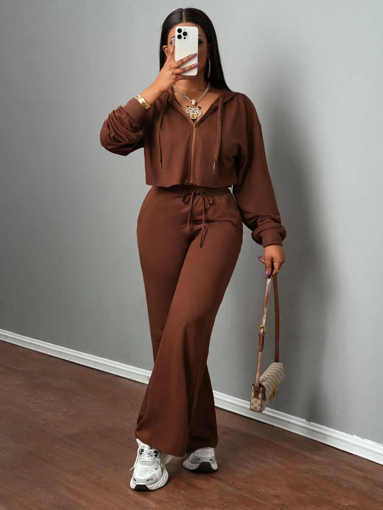 Коричневый комплект из худи на молнии и брюк с широкими штанинами на шнурке для женщин, повседневный спортивный наряд
Коричневый комплект из худи на молнии и брюк с широкими штанинами на шнурке для женщин, повседневный спортивный наряд