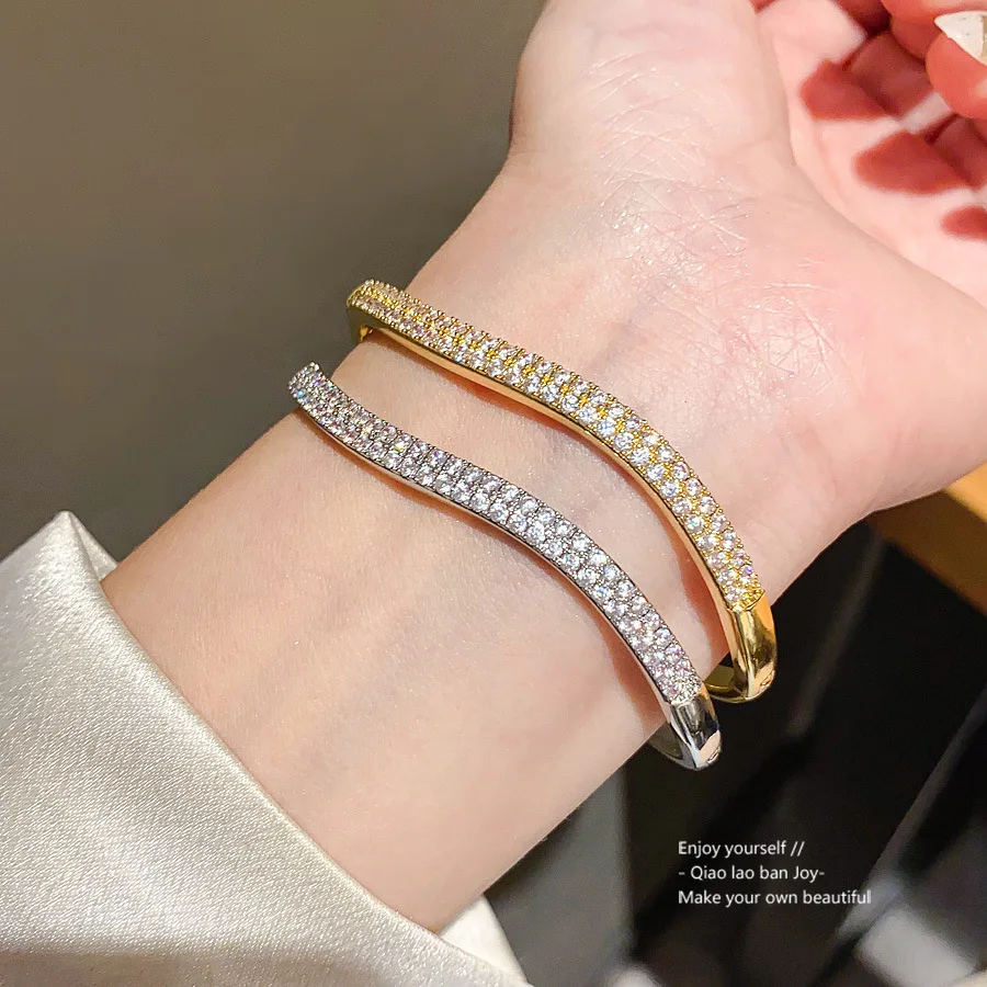 Minimalist Round Clasp Bracelet, Gold Tone Cubic Zirconia Cuff - Chic & Versatile Adjustable Bangle, Luxury Women's Accessory
Minimalist Round Clasp Bracelet, Gold Tone Cubic Zirconia Cuff - Chic & Versatile Adjustable Bangle, Luxury Women's Accessory