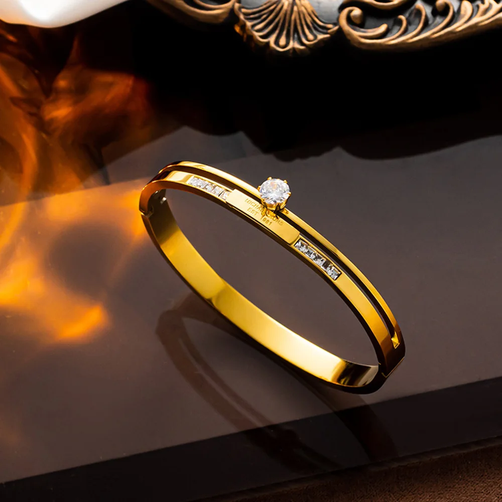 Simple single diamond letter design stainless steel 18K women's bracelet, waterproof jewelry, suitable for daily wear
Simple single diamond letter design stainless steel 18K women's bracelet, waterproof jewelry, suitable for daily wear
