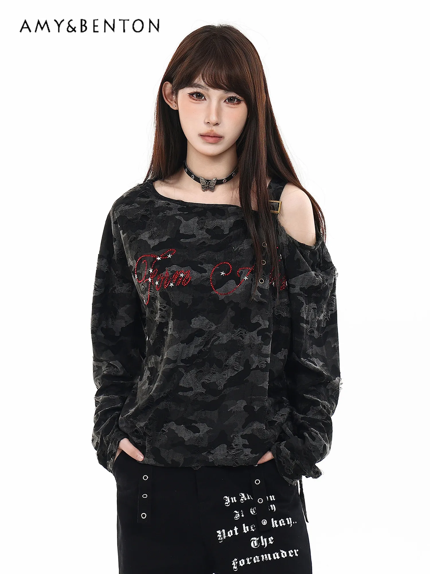 Spring New American Retro Punk Style Women's Letter Hot Diamond Slanted Shoulder Collar Camouflage Long Sleeves T-shirt
Spring New American Retro Punk Style Women's Letter Hot Diamond Slanted Shoulder Collar Camouflage Long Sleeves T-shirt