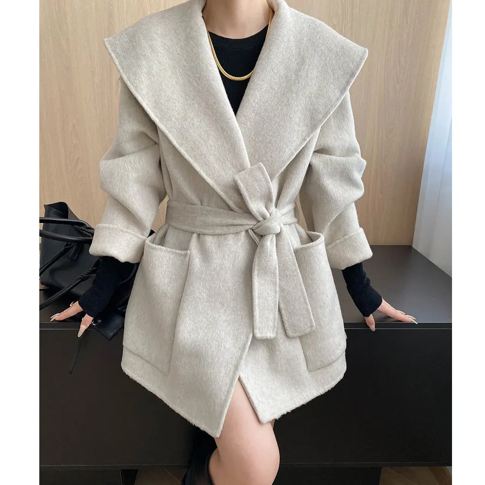 2025 женское осеннее 68% кашемировое пальто с широким воротником с лацканами, женское шерстяное пальто с поясом, зимняя одежда, теплые пальто, топы, новинка
2025 женское осеннее 68% кашемировое пальто с широким воротником с лацканами, женское шерстяное пальто с поясом, зимняя одежда, теплые пальто, топы, новинка