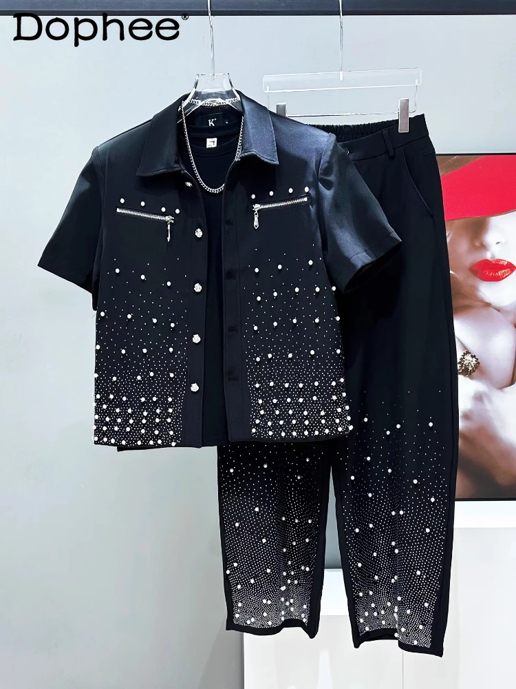 2025 Summer New High-end Coats Male Zipper Decoration Hot Diamond Short Sleeve Black Jackets Trousers Men's Pearl Pants Sets
2025 Summer New High-end Coats Male Zipper Decoration Hot Diamond Short Sleeve Black Jackets Trousers Men's Pearl Pants Sets