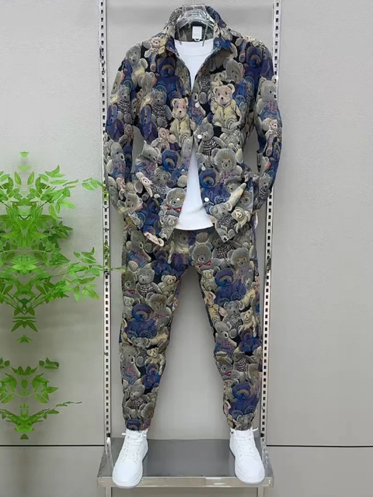 Модный комплект с вышивкой в виде медведя: мужской свободный костюм из двух предметов (рубашка с воротником и брюки) для осени и зимы, стильный, персонализированный, универсальный.
Модный комплект с вышивкой в виде медведя: мужской свободный костюм из двух предметов (рубашка с воротником и брюки) для осени и зимы, стильный, персонализированный, универсальный.