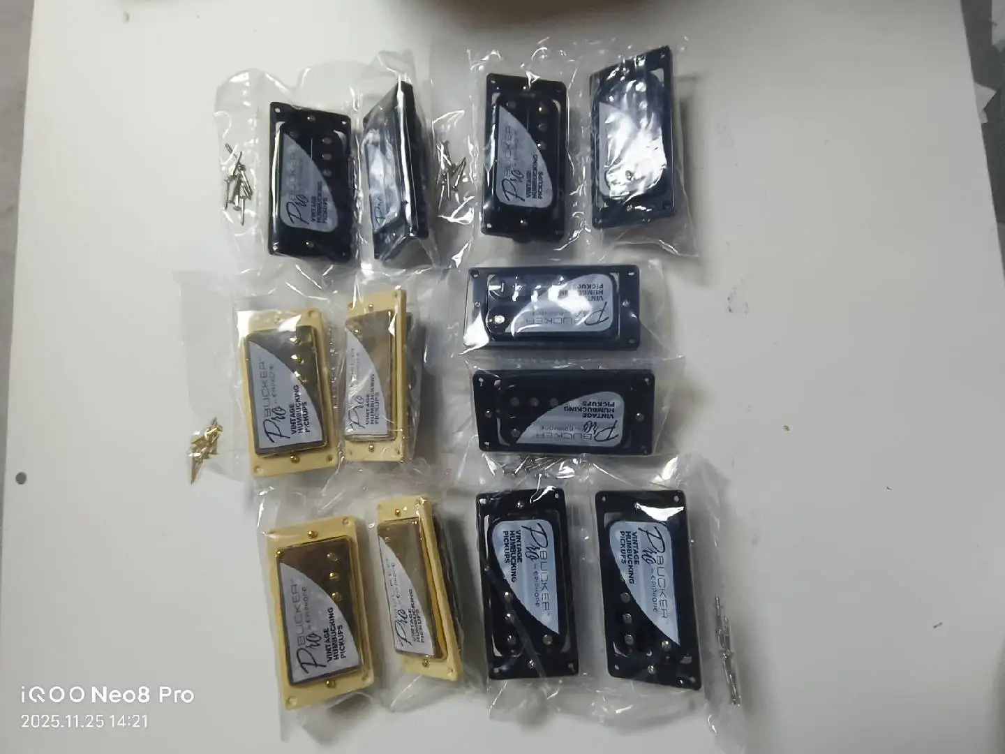 Звукосниматели Alnico Classic 57 pro Humbucker с двухтактным жгутом 2V1T, винтажная звуковая электрогитара
Звукосниматели Alnico Classic 57 pro Humbucker с двухтактным жгутом 2V1T, винтажная звуковая электрогитара