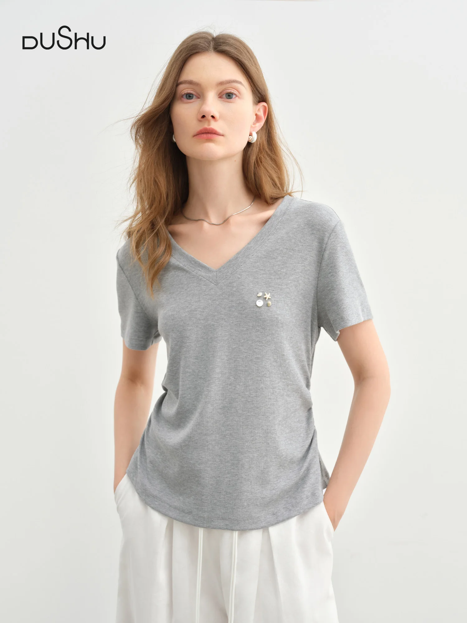 DUSHU Minimalist Style All-match V-neck T-shirt for Women 2025 New Summer Style Short-sleeved Waist Slimming Top 25DS82662
DUSHU Minimalist Style All-match V-neck T-shirt for Women 2025 New Summer Style Short-sleeved Waist Slimming Top 25DS82662