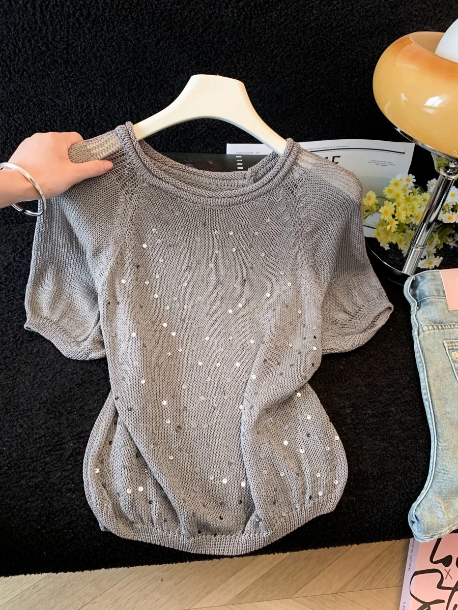 Gray Heavyweight Shiny Sequin Hollow Knitted Small Shirt Women's Summer Fashion Bubble Sleeve Thin round Neck Top
Gray Heavyweight Shiny Sequin Hollow Knitted Small Shirt Women's Summer Fashion Bubble Sleeve Thin round Neck Top