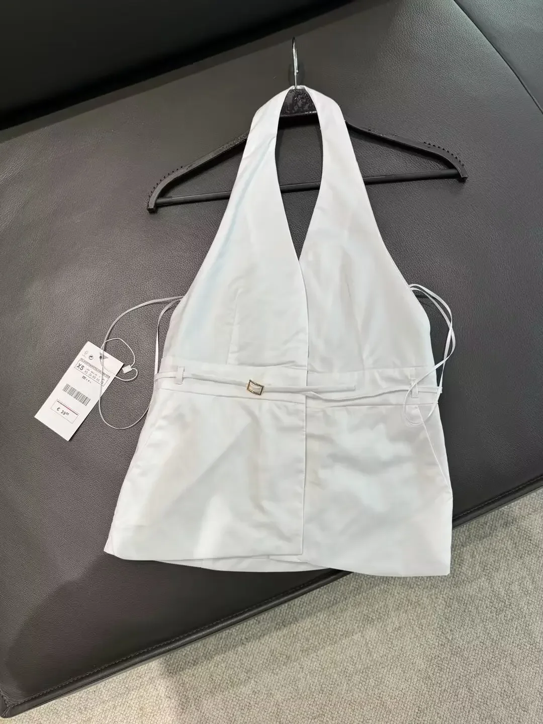 Women's 2024 New Fashion Temperament Joker Slim Belt Decorative Hanging Neck Vest Retro Sleeveless Women's Chic Top.
Women's 2024 New Fashion Temperament Joker Slim Belt Decorative Hanging Neck Vest Retro Sleeveless Women's Chic Top.