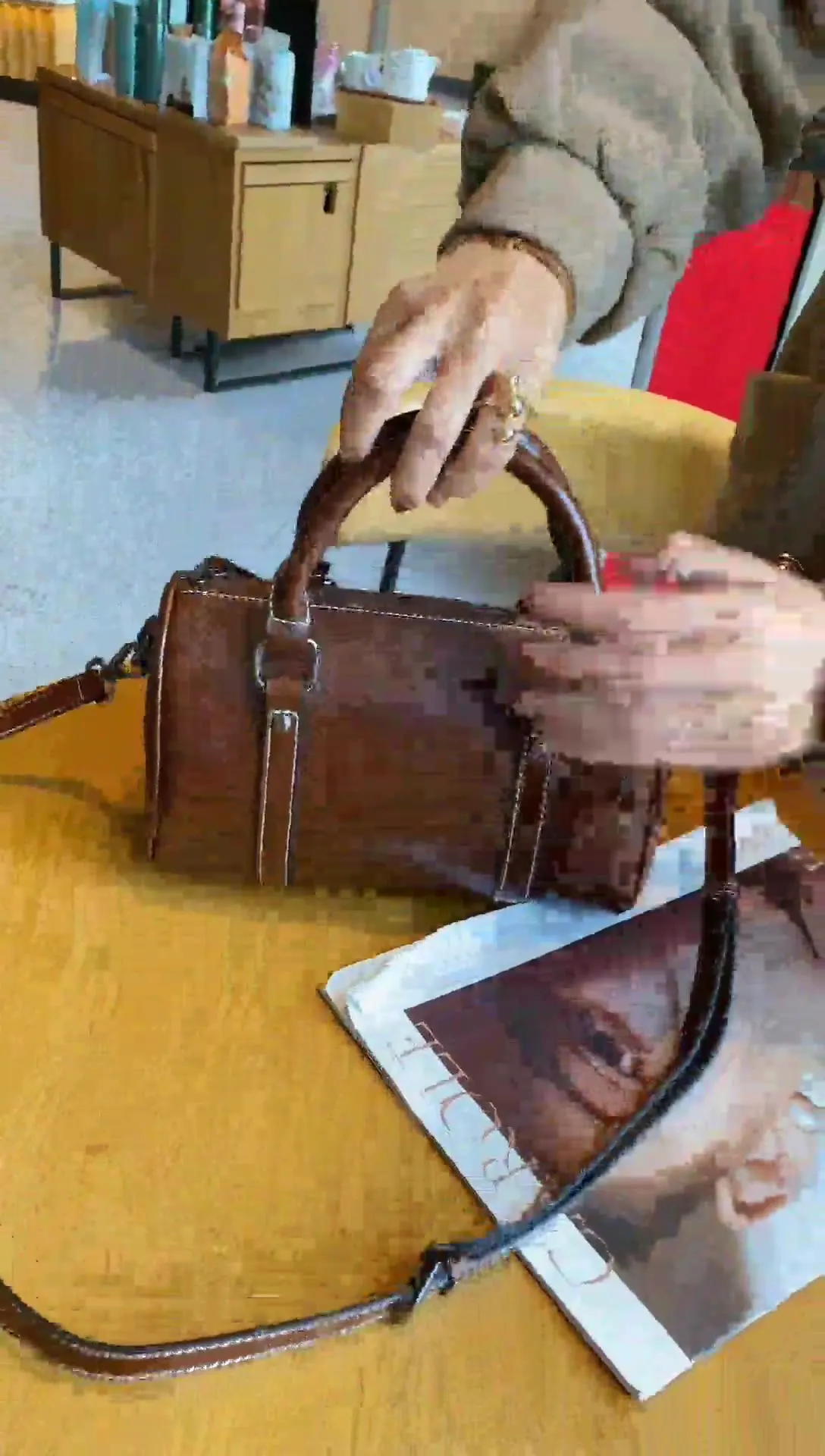 Genuine leather handbag for women. New trendy style in 2025. Oil-waxed cowhide crossbody bag. Women's bag with a classic texture
Genuine leather handbag for women. New trendy style in 2025. Oil-waxed cowhide crossbody bag. Women's bag with a classic texture
