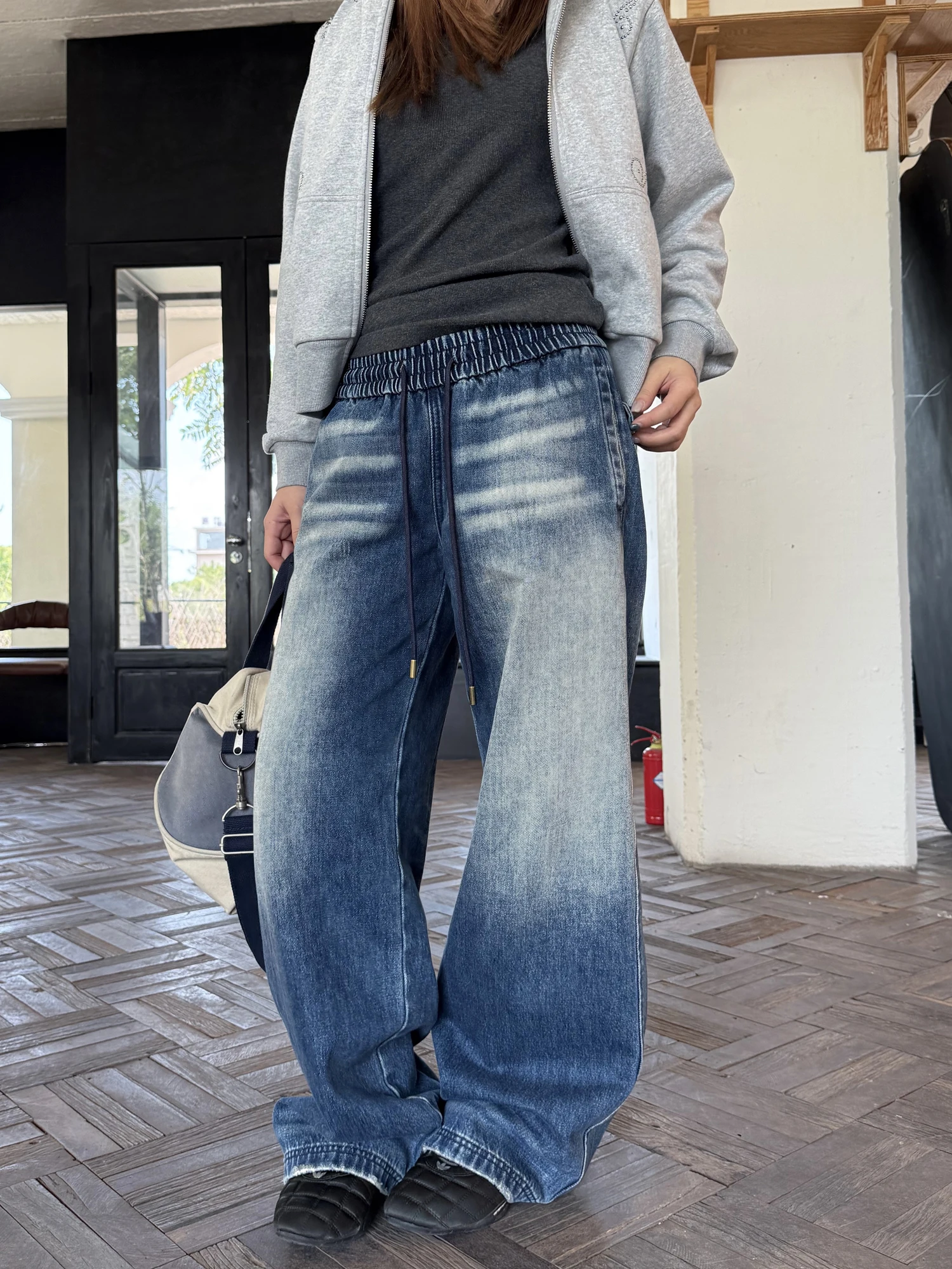 Повседневные свободные женские джинсы с эластичной резинкой на талии, прямые джинсы с заниженной талией в американском стиле ретро от Chuang Chuang Ye
Повседневные свободные женские джинсы с эластичной резинкой на талии, прямые джинсы с заниженной талией в американском стиле ретро от Chuang Chuang Ye