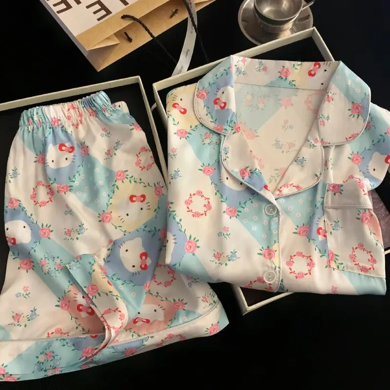 Милая пижама из двух предметов с героями мультфильмов «Hello Kitty», новый летний повседневный комплект одежды из ледяного шелка, женские пижамы, одежда для дома Sanrio
Милая пижама из двух предметов с героями мультфильмов «Hello Kitty», новый летний повседневный комплект одежды из ледяного шелка, женские пижамы, одежда для дома Sanrio